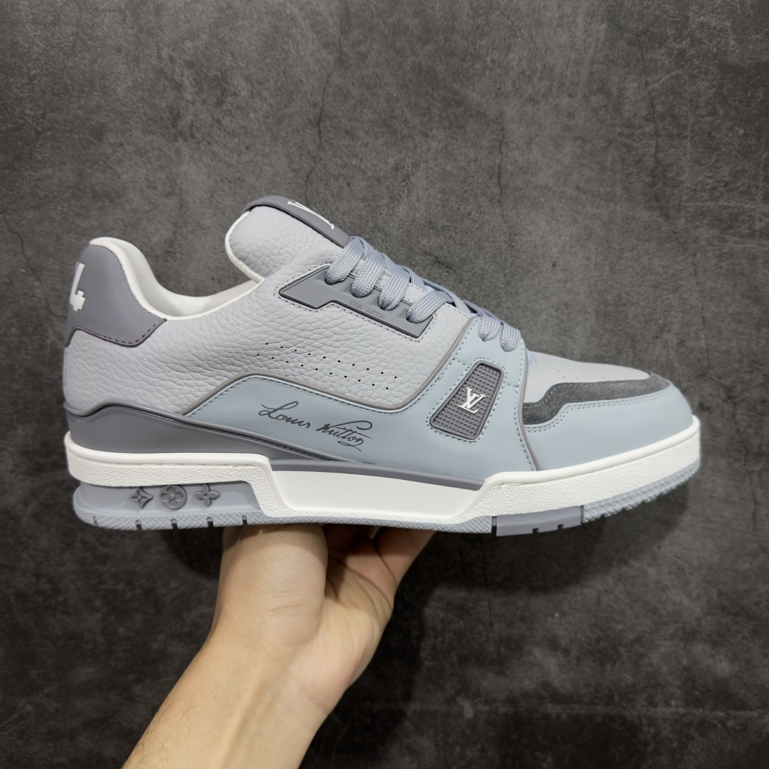 【专柜版/海淘代购版】 现货当天可取 LV Trainer系列高奢运动鞋 灰蓝皮面 新款芯片顶级 潮人必备单品 同步ZP官网空胶工艺 鞋舌、挂饰均镶嵌NFC芯片感应装置 正确胶片断点式设计 中底正确还原原版油印字母比例 1：1原楦格板、楦头、刀磨全新升级！ 独家订制顶级压纹麂皮 原版开模TPU大底 质感原版一致 垫脚聚米微料加透气英伦网布 披靡市场任何版本！细节完美呈现！ 代购指定版本 全新升级最新双盒包装 扫码秒进官网！ 全套包装配件同比原版 尺码： 38-46-选品中心