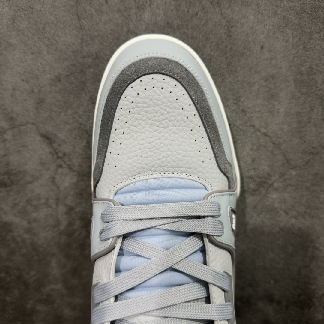 图片[5]-【专柜版/海淘代购版】 现货当天可取 LV Trainer系列高奢运动鞋 灰蓝皮面 新款芯片顶级 潮人必备单品 同步ZP官网空胶工艺 鞋舌、挂饰均镶嵌NFC芯片感应装置 正确胶片断点式设计 中底正确还原原版油印字母比例 1：1原楦格板、楦头、刀磨全新升级！ 独家订制顶级压纹麂皮 原版开模TPU大底 质感原版一致 垫脚聚米微料加透气英伦网布 披靡市场任何版本！细节完美呈现！ 代购指定版本 全新升级最新双盒包装 扫码秒进官网！ 全套包装配件同比原版 尺码： 38-46-选品中心