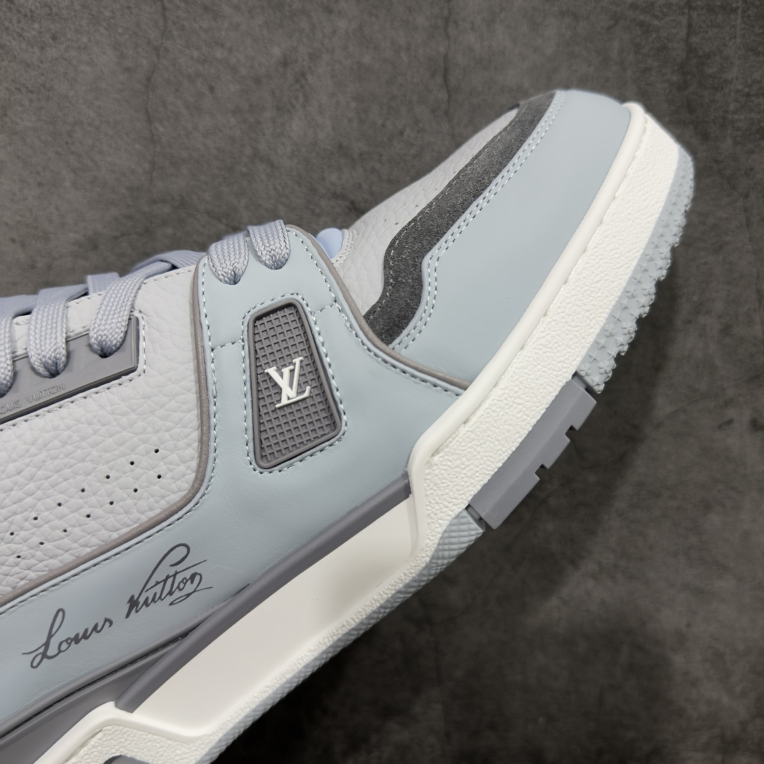 图片[6]-【专柜版/海淘代购版】 现货当天可取 LV Trainer系列高奢运动鞋 灰蓝皮面 新款芯片顶级 潮人必备单品 同步ZP官网空胶工艺 鞋舌、挂饰均镶嵌NFC芯片感应装置 正确胶片断点式设计 中底正确还原原版油印字母比例 1：1原楦格板、楦头、刀磨全新升级！ 独家订制顶级压纹麂皮 原版开模TPU大底 质感原版一致 垫脚聚米微料加透气英伦网布 披靡市场任何版本！细节完美呈现！ 代购指定版本 全新升级最新双盒包装 扫码秒进官网！ 全套包装配件同比原版 尺码： 38-46-选品中心
