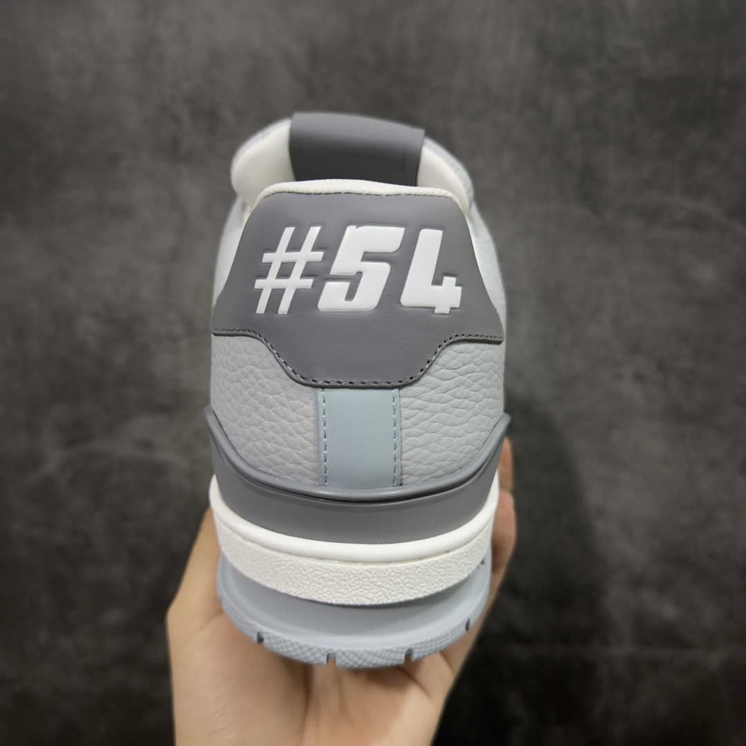 图片[4]-【专柜版/海淘代购版】 现货当天可取 LV Trainer系列高奢运动鞋 灰蓝皮面 新款芯片顶级 潮人必备单品 同步ZP官网空胶工艺 鞋舌、挂饰均镶嵌NFC芯片感应装置 正确胶片断点式设计 中底正确还原原版油印字母比例 1：1原楦格板、楦头、刀磨全新升级！ 独家订制顶级压纹麂皮 原版开模TPU大底 质感原版一致 垫脚聚米微料加透气英伦网布 披靡市场任何版本！细节完美呈现！ 代购指定版本 全新升级最新双盒包装 扫码秒进官网！ 全套包装配件同比原版 尺码： 38-46-选品中心