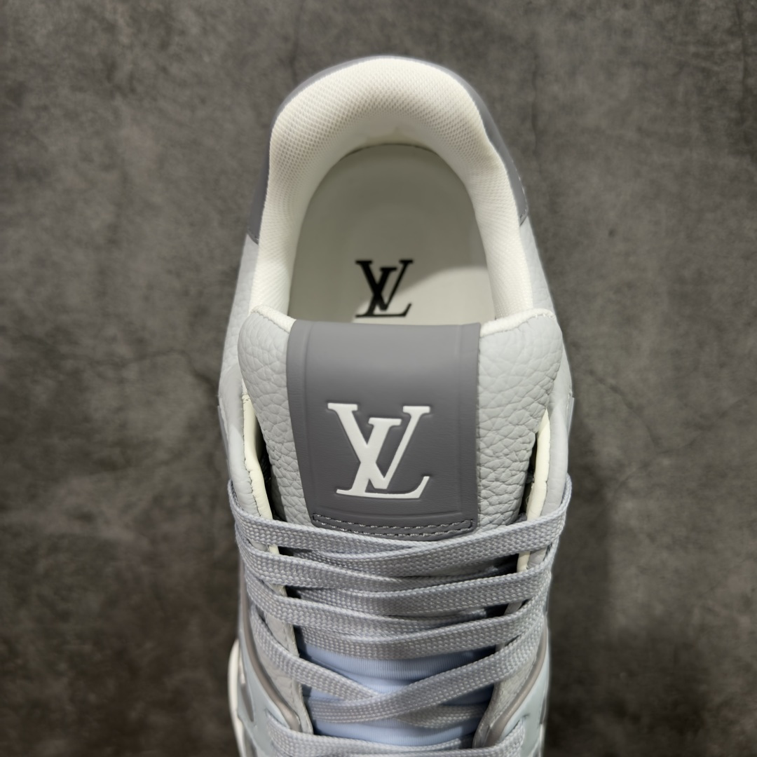 图片[8]-【专柜版/海淘代购版】 现货当天可取 LV Trainer系列高奢运动鞋 灰蓝皮面 新款芯片顶级 潮人必备单品 同步ZP官网空胶工艺 鞋舌、挂饰均镶嵌NFC芯片感应装置 正确胶片断点式设计 中底正确还原原版油印字母比例 1：1原楦格板、楦头、刀磨全新升级！ 独家订制顶级压纹麂皮 原版开模TPU大底 质感原版一致 垫脚聚米微料加透气英伦网布 披靡市场任何版本！细节完美呈现！ 代购指定版本 全新升级最新双盒包装 扫码秒进官网！ 全套包装配件同比原版 尺码： 38-46-选品中心