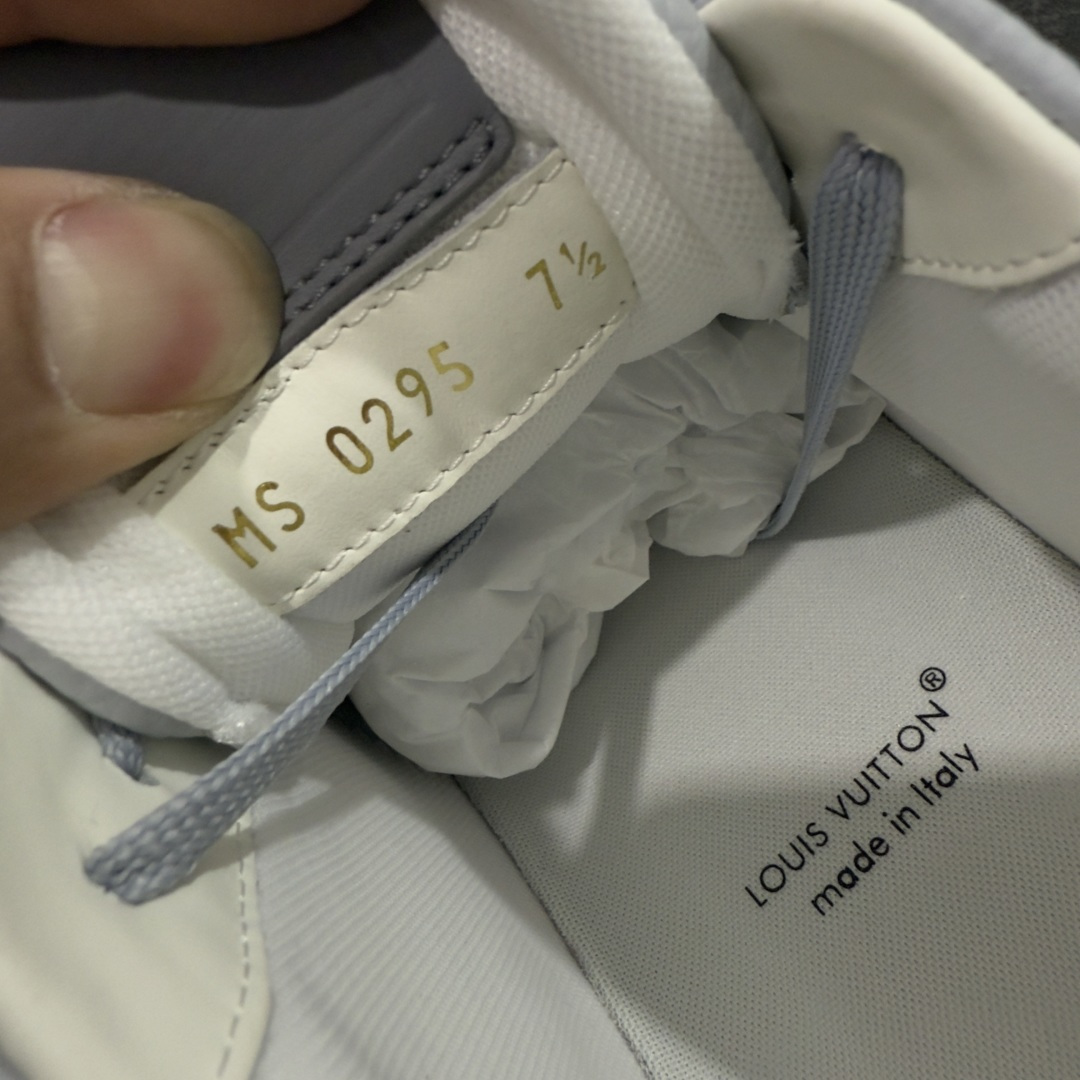 图片[8]-【专柜版/海淘代购版】 现货当天可取 LV Trainer系列高奢运动鞋 灰蓝皮面 新款芯片顶级 潮人必备单品 同步ZP官网空胶工艺 鞋舌、挂饰均镶嵌NFC芯片感应装置 正确胶片断点式设计 中底正确还原原版油印字母比例 1：1原楦格板、楦头、刀磨全新升级！ 独家订制顶级压纹麂皮 原版开模TPU大底 质感原版一致 垫脚聚米微料加透气英伦网布 披靡市场任何版本！细节完美呈现！ 代购指定版本 全新升级最新双盒包装 扫码秒进官网！ 全套包装配件同比原版 尺码： 38-46-选品中心