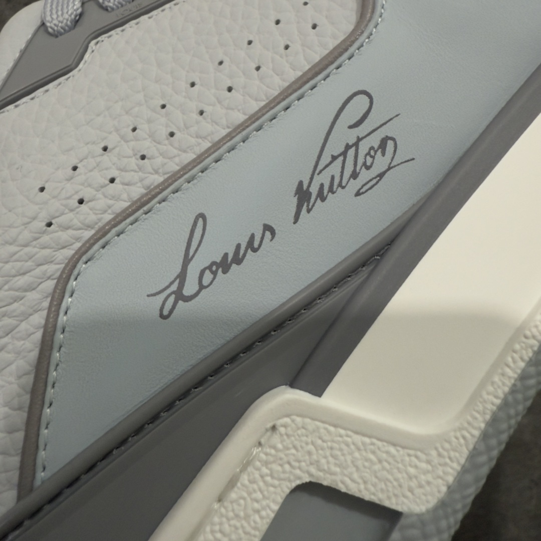 图片[4]-【专柜版/海淘代购版】 现货当天可取 LV Trainer系列高奢运动鞋 灰蓝皮面 新款芯片顶级 潮人必备单品 同步ZP官网空胶工艺 鞋舌、挂饰均镶嵌NFC芯片感应装置 正确胶片断点式设计 中底正确还原原版油印字母比例 1：1原楦格板、楦头、刀磨全新升级！ 独家订制顶级压纹麂皮 原版开模TPU大底 质感原版一致 垫脚聚米微料加透气英伦网布 披靡市场任何版本！细节完美呈现！ 代购指定版本 全新升级最新双盒包装 扫码秒进官网！ 全套包装配件同比原版 尺码： 38-46-选品中心
