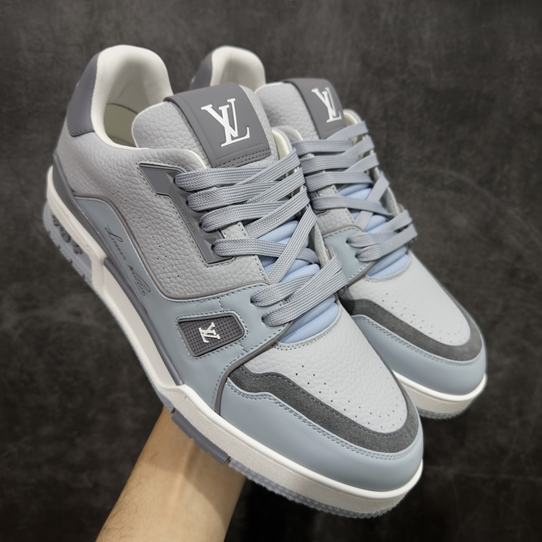 【专柜版/海淘代购版】 现货当天可取 LV Trainer系列高奢运动鞋 灰蓝皮面 新款芯片顶级 潮人必备单品 同步ZP官网空胶工艺 鞋舌、挂饰均镶嵌NFC芯片感应装置 正确胶片断点式设计 中底正确还原原版油印字母比例 1：1原楦格板、楦头、刀磨全新升级！ 独家订制顶级压纹麂皮 原版开模TPU大底 质感原版一致 垫脚聚米微料加透气英伦网布 披靡市场任何版本！细节完美呈现！ 代购指定版本 全新升级最新双盒包装 扫码秒进官网！ 全套包装配件同比原版 尺码： 38-46-选品中心
