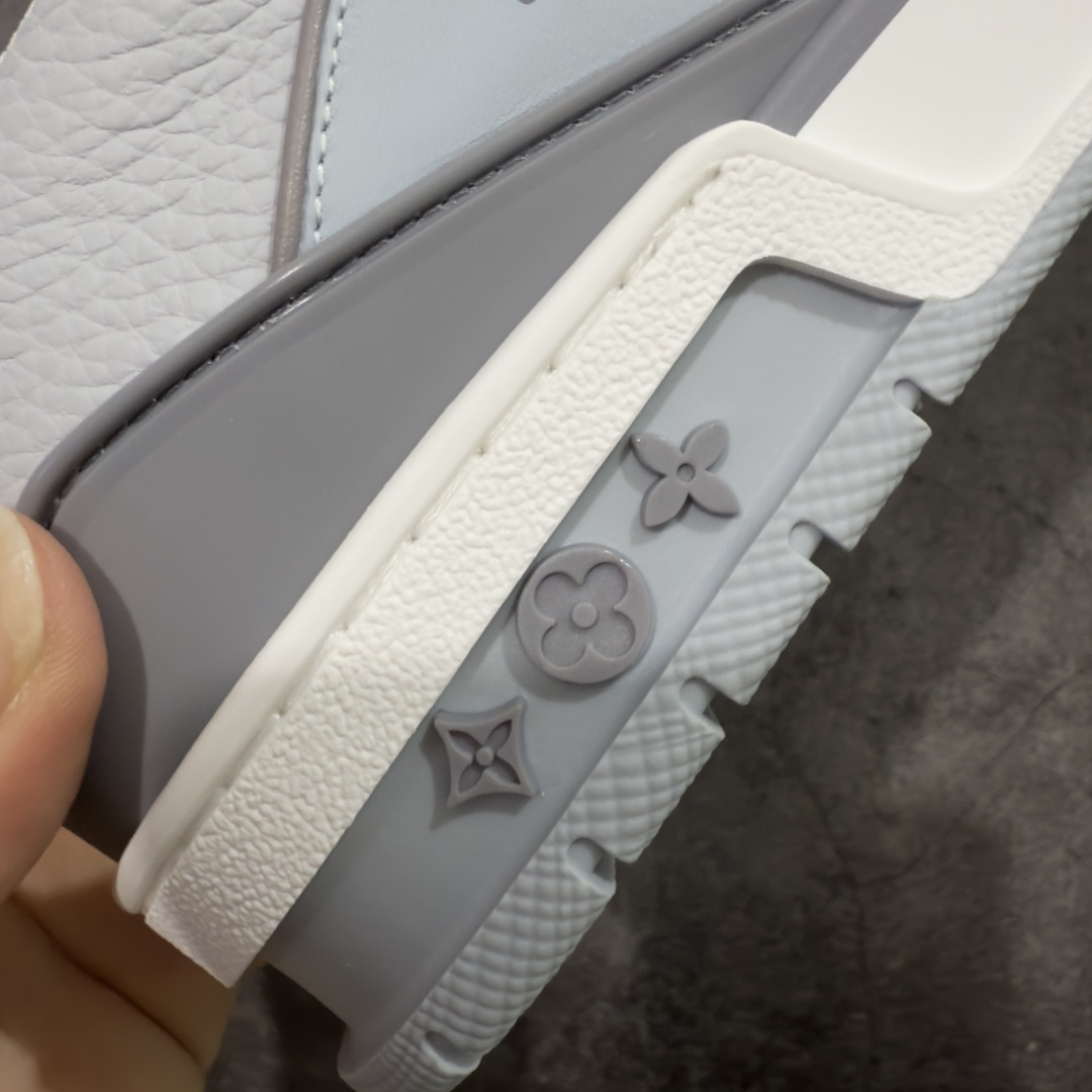 图片[3]-【专柜版/海淘代购版】 现货当天可取 LV Trainer系列高奢运动鞋 灰蓝皮面 新款芯片顶级 潮人必备单品 同步ZP官网空胶工艺 鞋舌、挂饰均镶嵌NFC芯片感应装置 正确胶片断点式设计 中底正确还原原版油印字母比例 1：1原楦格板、楦头、刀磨全新升级！ 独家订制顶级压纹麂皮 原版开模TPU大底 质感原版一致 垫脚聚米微料加透气英伦网布 披靡市场任何版本！细节完美呈现！ 代购指定版本 全新升级最新双盒包装 扫码秒进官网！ 全套包装配件同比原版 尺码： 38-46-选品中心