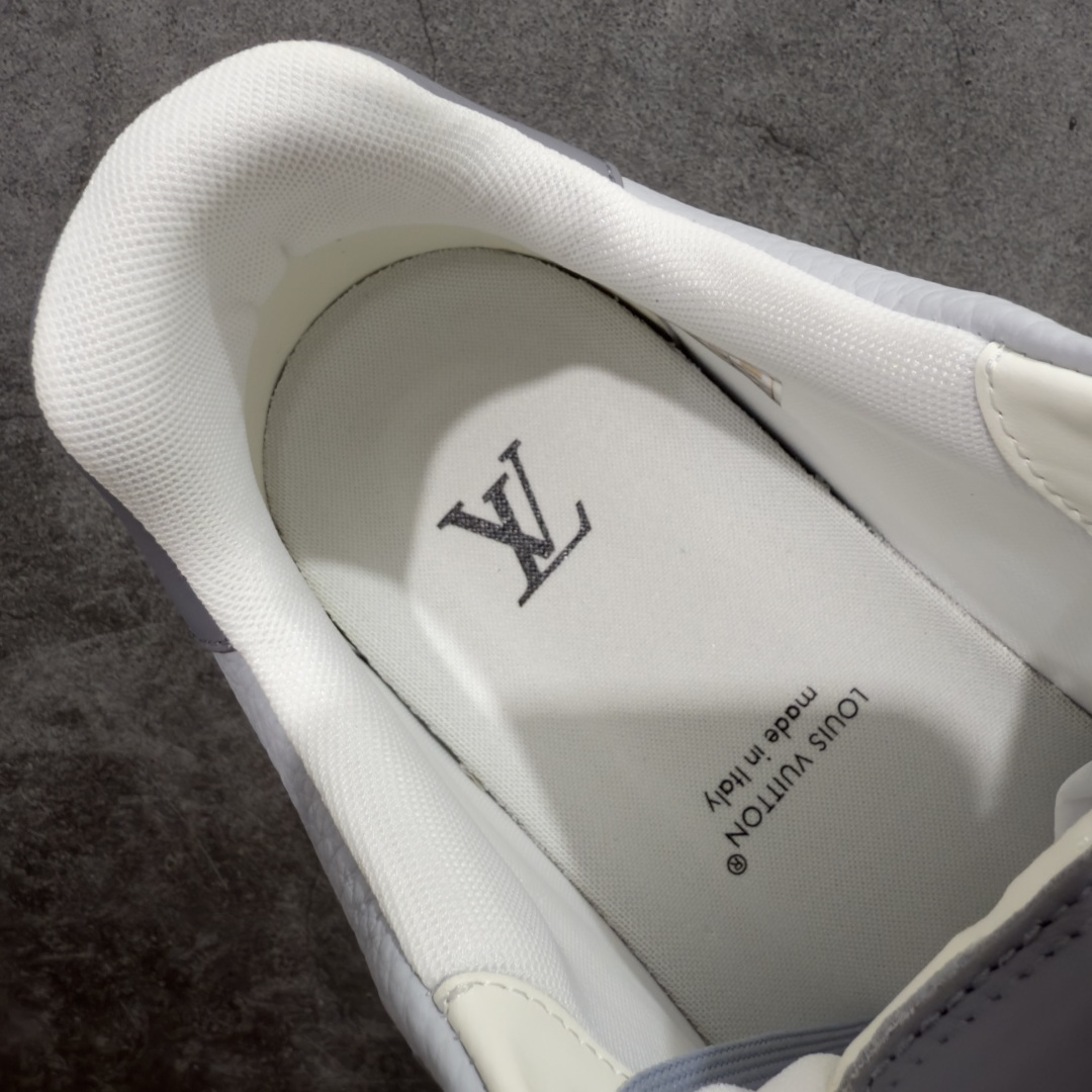 图片[9]-【专柜版/海淘代购版】 现货当天可取 LV Trainer系列高奢运动鞋 灰蓝皮面 新款芯片顶级 潮人必备单品 同步ZP官网空胶工艺 鞋舌、挂饰均镶嵌NFC芯片感应装置 正确胶片断点式设计 中底正确还原原版油印字母比例 1：1原楦格板、楦头、刀磨全新升级！ 独家订制顶级压纹麂皮 原版开模TPU大底 质感原版一致 垫脚聚米微料加透气英伦网布 披靡市场任何版本！细节完美呈现！ 代购指定版本 全新升级最新双盒包装 扫码秒进官网！ 全套包装配件同比原版 尺码： 38-46-选品中心