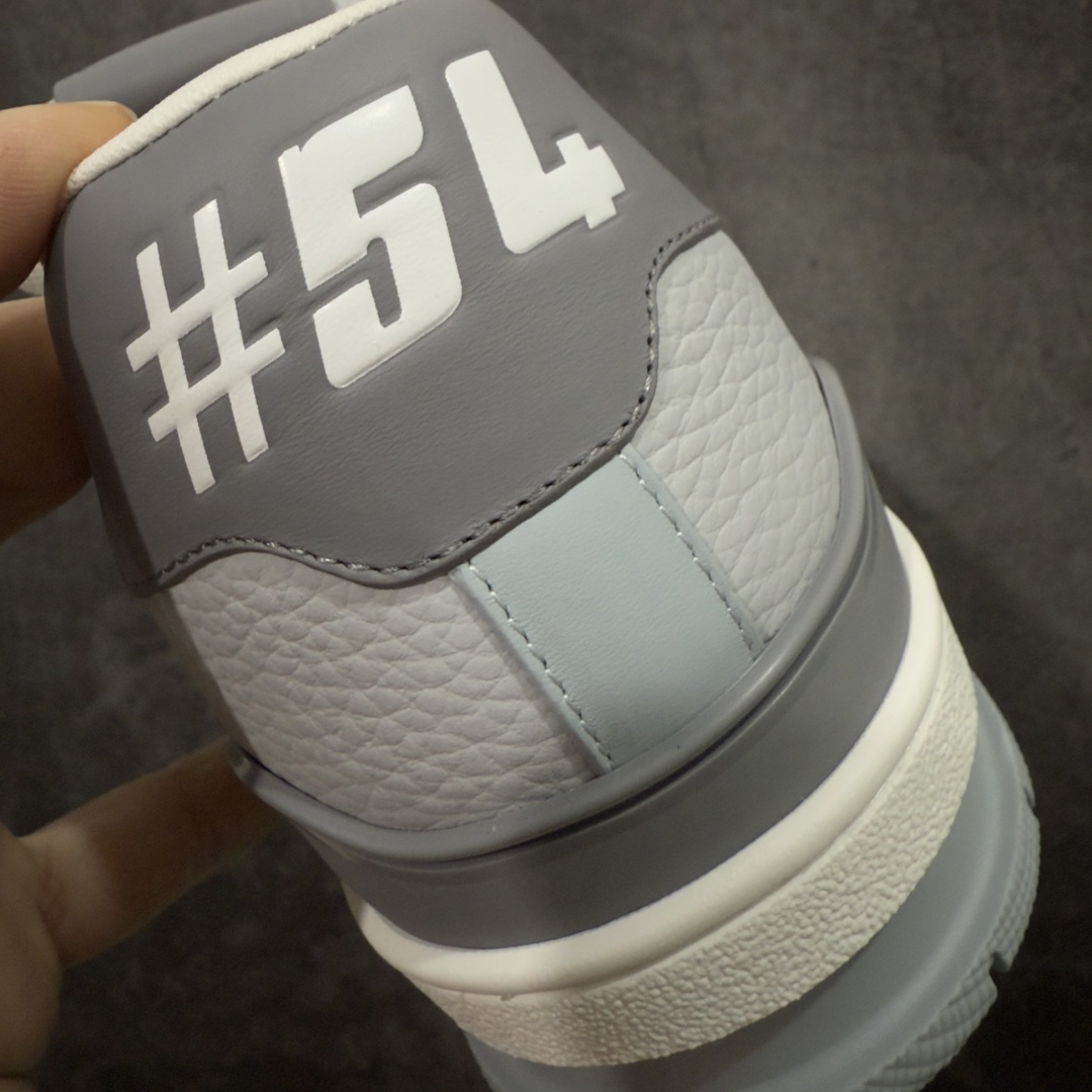 图片[2]-【专柜版/海淘代购版】 现货当天可取 LV Trainer系列高奢运动鞋 灰蓝皮面 新款芯片顶级 潮人必备单品 同步ZP官网空胶工艺 鞋舌、挂饰均镶嵌NFC芯片感应装置 正确胶片断点式设计 中底正确还原原版油印字母比例 1：1原楦格板、楦头、刀磨全新升级！ 独家订制顶级压纹麂皮 原版开模TPU大底 质感原版一致 垫脚聚米微料加透气英伦网布 披靡市场任何版本！细节完美呈现！ 代购指定版本 全新升级最新双盒包装 扫码秒进官网！ 全套包装配件同比原版 尺码： 38-46-选品中心