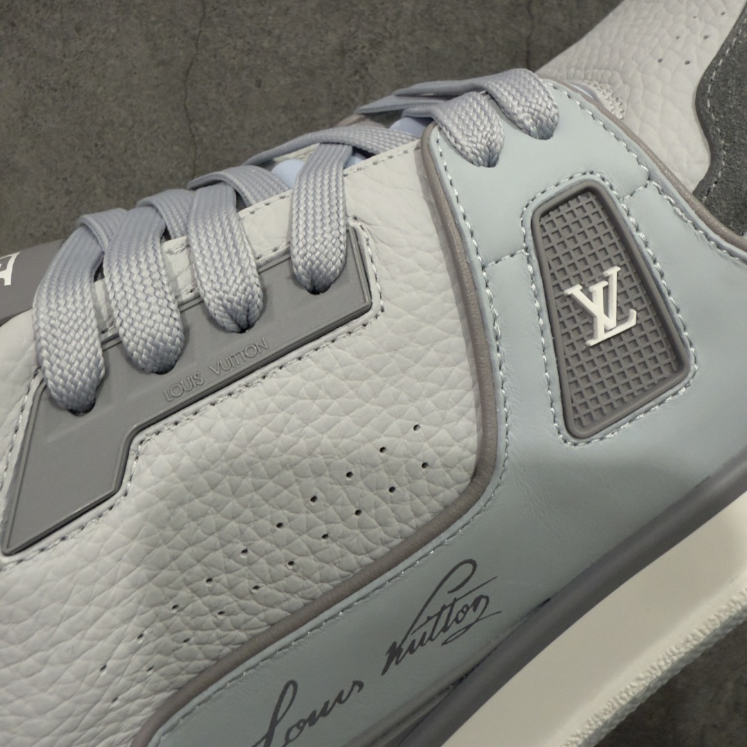 图片[5]-【专柜版/海淘代购版】 现货当天可取 LV Trainer系列高奢运动鞋 灰蓝皮面 新款芯片顶级 潮人必备单品 同步ZP官网空胶工艺 鞋舌、挂饰均镶嵌NFC芯片感应装置 正确胶片断点式设计 中底正确还原原版油印字母比例 1：1原楦格板、楦头、刀磨全新升级！ 独家订制顶级压纹麂皮 原版开模TPU大底 质感原版一致 垫脚聚米微料加透气英伦网布 披靡市场任何版本！细节完美呈现！ 代购指定版本 全新升级最新双盒包装 扫码秒进官网！ 全套包装配件同比原版 尺码： 38-46-选品中心