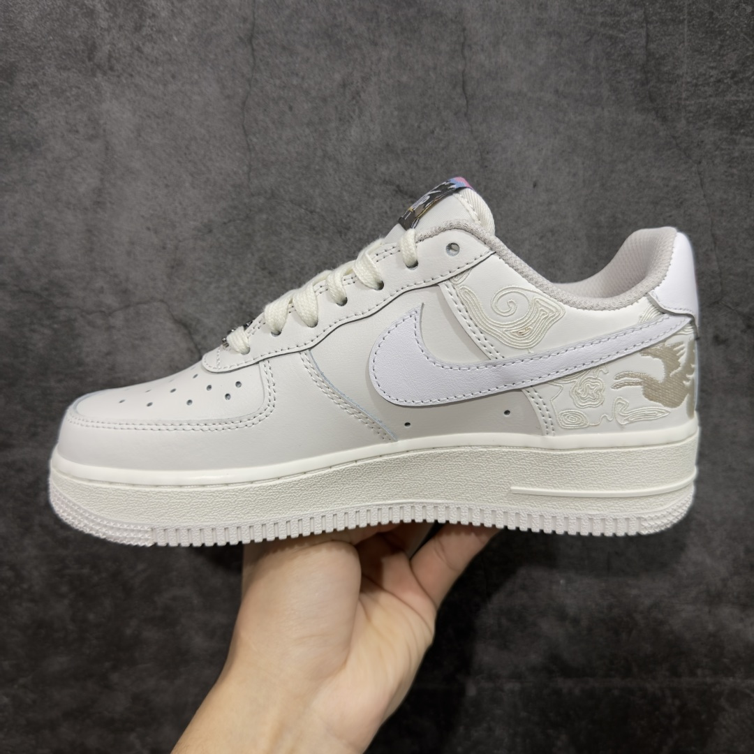 图片[2]-【Top版本】Nike Air Force 1\’07 Low 马年限定 空军一号低帮休闲板鞋 IQ1119-011  纯原原厂皮料 原版品质 专柜特供 原楦头原纸板 定制五金配件 内置全掌气垫 原厂鞋底   尺码：36 36.5 37.5 38 38.5 39 40 40.5 41 42 42.5 43 44 44.5 45 46 47.5-选品中心