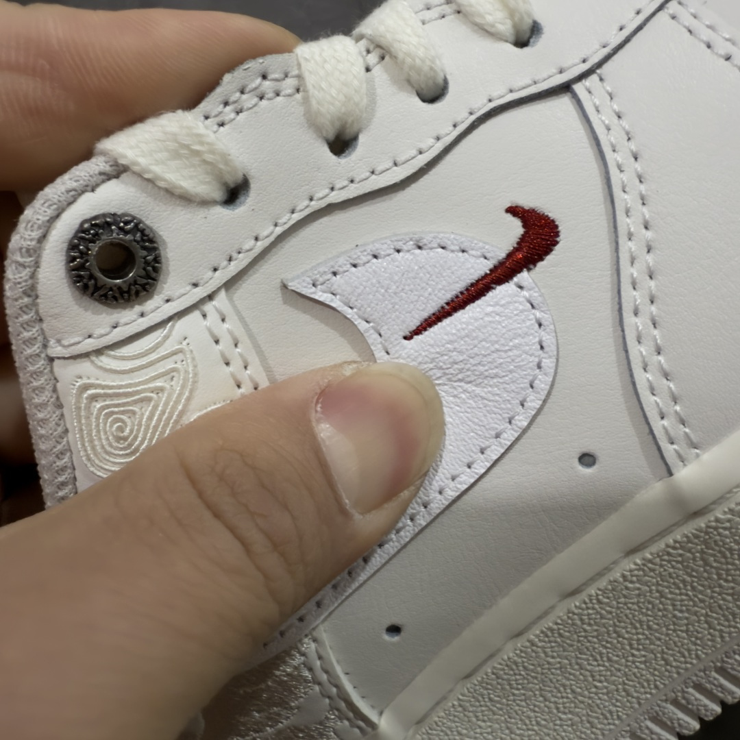 图片[4]-【Top版本】Nike Air Force 1\’07 Low 马年限定 空军一号低帮休闲板鞋 IQ1119-011  纯原原厂皮料 原版品质 专柜特供 原楦头原纸板 定制五金配件 内置全掌气垫 原厂鞋底   尺码：36 36.5 37.5 38 38.5 39 40 40.5 41 42 42.5 43 44 44.5 45 46 47.5-选品中心