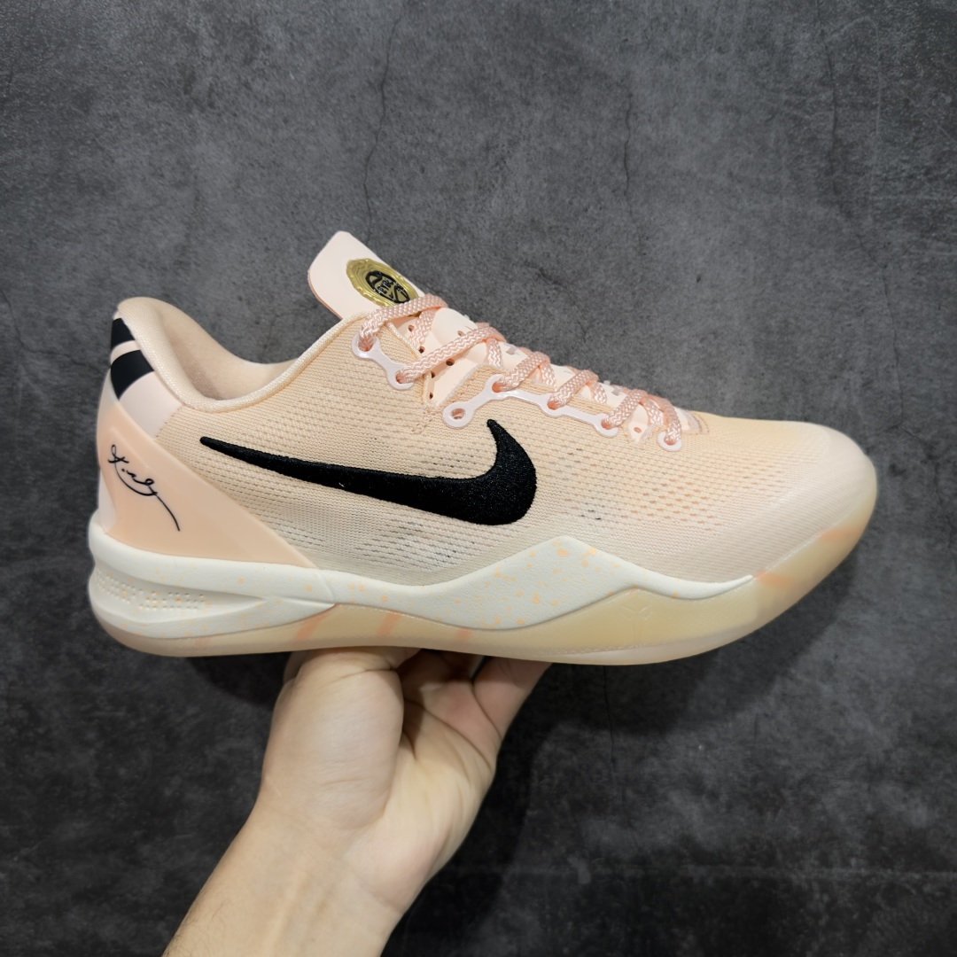 【CK纯原版】Nike Zoom Kobe Ⅷ System 科比8代 男子实战篮球鞋 EYBL 蜜桃粉 HQ3138-800 鞋垫升级配备超厚PHYLON中底 前后掌部位搭载Zoom气垫单元 塑料碳纤维支撑中板 KOBE VII体系的速度模块配备了 PHYLON 中底和在前后掌部位的 Zoom气垫单元，提供快速响应的缓冲。同时，采用低帮弹力鞋口设计，使鞋子能够紧贴脚踝提供更好的支撑。速度模块采用贴合脚面的舒适包裹设计，摒弃传统的鞋舌和鞋内套，使球鞋更加轻质。 尺码：39-47.5-选品中心