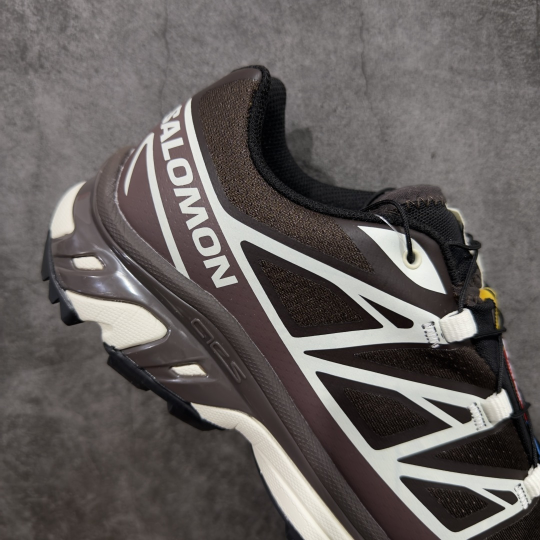 图片[7]-【外贸版】 Salomon XT-6 萨洛蒙复古潮流户外机能登山跑鞋 咖啡棕 478661 纯原外贸平台特供订单 专供外贸 最大47码 耗时半年巨作 全套原纸板楦头开发 原厂特供网布配套加持 确保原汁原味 完美呈现版型 原档数据独家私模五层组合大底 原装Ortholite轻量化鞋垫 中底布带钢印编号 原厂TPU锁扣 进口港宝加持 后跟自然饱满 还原公司包裹性 鞋面以“锯齿”状的包裹系统呈现 在基色底之下加入了各种色点缀 将公司的最新技术和时尚前卫的造型融入耐用的长跑款式中 鞋面由 TPU 薄膜制成 并焊接在高耐磨网眼上 使其既时尚又坚固 由 ACS底盘支撑 可增强稳定性和支撑力 以及由橡胶凸耳 Contragrip外底覆盖的 EVA 缓冲中底 旨在应对崎岖的地形 鞋舌上的彩色Salomon 标签、Quicklace 系统以及鞋头、鞋舌和鞋跟上的附加品牌使细节更加完美 让穿着者可以轻松驾驭户外与通勤下的任何运动生活场景 无缝鞋身户外随意纵横 颜值与脚感兼备 出街通勤 绝对非常吸睛 你值得拥有 尺码：36 36.5 37.5 38 38.5 39 40 40.5 41 42 42.5 43 44 44.5 45 46 47-选品中心