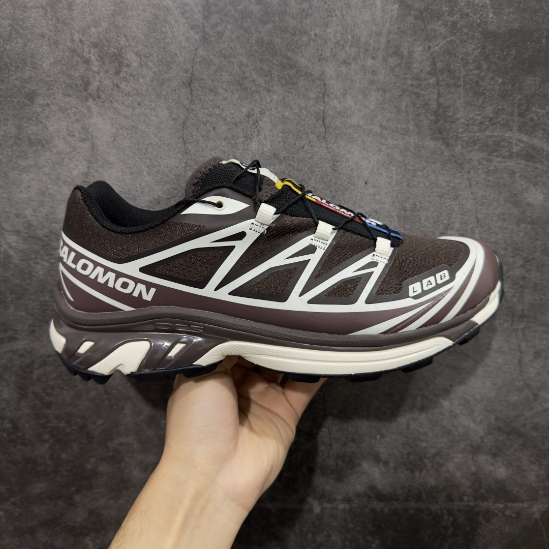 【外贸版】 Salomon XT-6 萨洛蒙复古潮流户外机能登山跑鞋 咖啡棕 478661 纯原外贸平台特供订单 专供外贸 最大47码 耗时半年巨作 全套原纸板楦头开发 原厂特供网布配套加持 确保原汁原味 完美呈现版型 原档数据独家私模五层组合大底 原装Ortholite轻量化鞋垫 中底布带钢印编号 原厂TPU锁扣 进口港宝加持 后跟自然饱满 还原公司包裹性 鞋面以“锯齿”状的包裹系统呈现 在基色底之下加入了各种色点缀 将公司的最新技术和时尚前卫的造型融入耐用的长跑款式中 鞋面由 TPU 薄膜制成 并焊接在高耐磨网眼上 使其既时尚又坚固 由 ACS底盘支撑 可增强稳定性和支撑力 以及由橡胶凸耳 Contragrip外底覆盖的 EVA 缓冲中底 旨在应对崎岖的地形 鞋舌上的彩色Salomon 标签、Quicklace 系统以及鞋头、鞋舌和鞋跟上的附加品牌使细节更加完美 让穿着者可以轻松驾驭户外与通勤下的任何运动生活场景 无缝鞋身户外随意纵横 颜值与脚感兼备 出街通勤 绝对非常吸睛 你值得拥有 尺码：36 36.5 37.5 38 38.5 39 40 40.5 41 42 42.5 43 44 44.5 45 46 47-选品中心