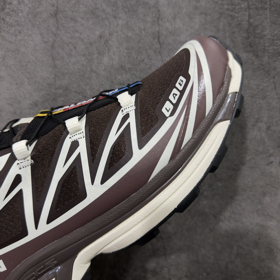 图片[6]-【外贸版】 Salomon XT-6 萨洛蒙复古潮流户外机能登山跑鞋 咖啡棕 478661 纯原外贸平台特供订单 专供外贸 最大47码 耗时半年巨作 全套原纸板楦头开发 原厂特供网布配套加持 确保原汁原味 完美呈现版型 原档数据独家私模五层组合大底 原装Ortholite轻量化鞋垫 中底布带钢印编号 原厂TPU锁扣 进口港宝加持 后跟自然饱满 还原公司包裹性 鞋面以“锯齿”状的包裹系统呈现 在基色底之下加入了各种色点缀 将公司的最新技术和时尚前卫的造型融入耐用的长跑款式中 鞋面由 TPU 薄膜制成 并焊接在高耐磨网眼上 使其既时尚又坚固 由 ACS底盘支撑 可增强稳定性和支撑力 以及由橡胶凸耳 Contragrip外底覆盖的 EVA 缓冲中底 旨在应对崎岖的地形 鞋舌上的彩色Salomon 标签、Quicklace 系统以及鞋头、鞋舌和鞋跟上的附加品牌使细节更加完美 让穿着者可以轻松驾驭户外与通勤下的任何运动生活场景 无缝鞋身户外随意纵横 颜值与脚感兼备 出街通勤 绝对非常吸睛 你值得拥有 尺码：36 36.5 37.5 38 38.5 39 40 40.5 41 42 42.5 43 44 44.5 45 46 47-选品中心