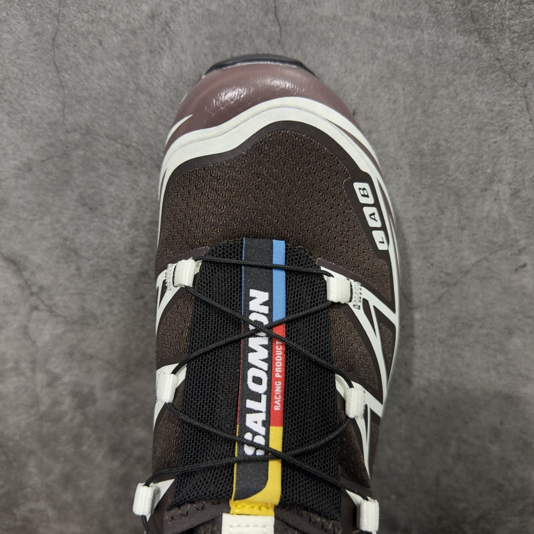 图片[5]-【外贸版】 Salomon XT-6 萨洛蒙复古潮流户外机能登山跑鞋 咖啡棕 478661 纯原外贸平台特供订单 专供外贸 最大47码 耗时半年巨作 全套原纸板楦头开发 原厂特供网布配套加持 确保原汁原味 完美呈现版型 原档数据独家私模五层组合大底 原装Ortholite轻量化鞋垫 中底布带钢印编号 原厂TPU锁扣 进口港宝加持 后跟自然饱满 还原公司包裹性 鞋面以“锯齿”状的包裹系统呈现 在基色底之下加入了各种色点缀 将公司的最新技术和时尚前卫的造型融入耐用的长跑款式中 鞋面由 TPU 薄膜制成 并焊接在高耐磨网眼上 使其既时尚又坚固 由 ACS底盘支撑 可增强稳定性和支撑力 以及由橡胶凸耳 Contragrip外底覆盖的 EVA 缓冲中底 旨在应对崎岖的地形 鞋舌上的彩色Salomon 标签、Quicklace 系统以及鞋头、鞋舌和鞋跟上的附加品牌使细节更加完美 让穿着者可以轻松驾驭户外与通勤下的任何运动生活场景 无缝鞋身户外随意纵横 颜值与脚感兼备 出街通勤 绝对非常吸睛 你值得拥有 尺码：36 36.5 37.5 38 38.5 39 40 40.5 41 42 42.5 43 44 44.5 45 46 47-选品中心