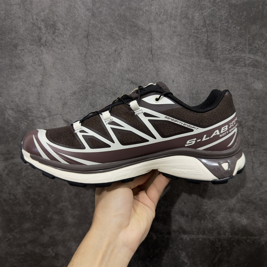图片[2]-【外贸版】 Salomon XT-6 萨洛蒙复古潮流户外机能登山跑鞋 咖啡棕 478661 纯原外贸平台特供订单 专供外贸 最大47码 耗时半年巨作 全套原纸板楦头开发 原厂特供网布配套加持 确保原汁原味 完美呈现版型 原档数据独家私模五层组合大底 原装Ortholite轻量化鞋垫 中底布带钢印编号 原厂TPU锁扣 进口港宝加持 后跟自然饱满 还原公司包裹性 鞋面以“锯齿”状的包裹系统呈现 在基色底之下加入了各种色点缀 将公司的最新技术和时尚前卫的造型融入耐用的长跑款式中 鞋面由 TPU 薄膜制成 并焊接在高耐磨网眼上 使其既时尚又坚固 由 ACS底盘支撑 可增强稳定性和支撑力 以及由橡胶凸耳 Contragrip外底覆盖的 EVA 缓冲中底 旨在应对崎岖的地形 鞋舌上的彩色Salomon 标签、Quicklace 系统以及鞋头、鞋舌和鞋跟上的附加品牌使细节更加完美 让穿着者可以轻松驾驭户外与通勤下的任何运动生活场景 无缝鞋身户外随意纵横 颜值与脚感兼备 出街通勤 绝对非常吸睛 你值得拥有 尺码：36 36.5 37.5 38 38.5 39 40 40.5 41 42 42.5 43 44 44.5 45 46 47-选品中心