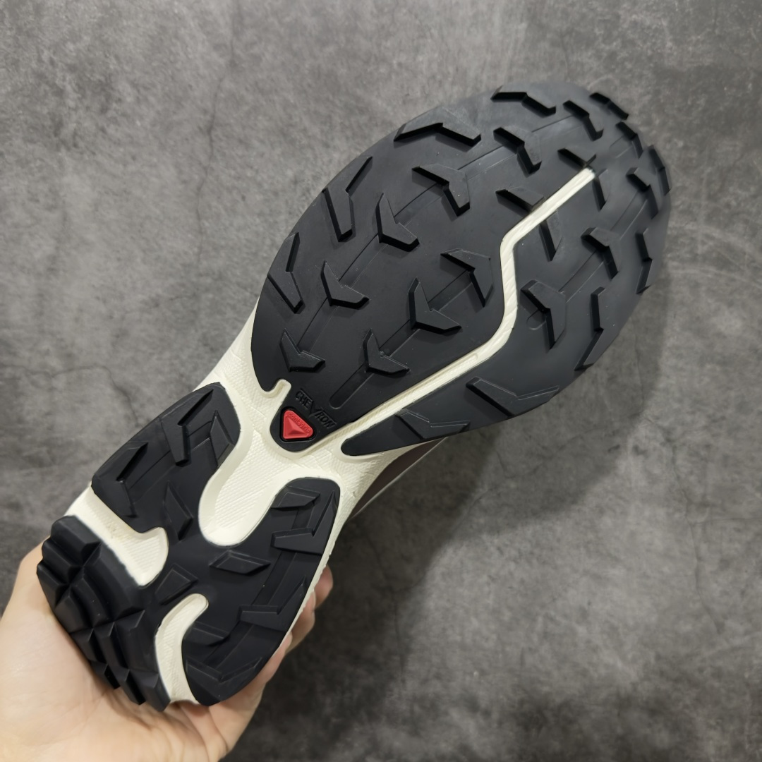 图片[9]-【外贸版】 Salomon XT-6 萨洛蒙复古潮流户外机能登山跑鞋 咖啡棕 478661 纯原外贸平台特供订单 专供外贸 最大47码 耗时半年巨作 全套原纸板楦头开发 原厂特供网布配套加持 确保原汁原味 完美呈现版型 原档数据独家私模五层组合大底 原装Ortholite轻量化鞋垫 中底布带钢印编号 原厂TPU锁扣 进口港宝加持 后跟自然饱满 还原公司包裹性 鞋面以“锯齿”状的包裹系统呈现 在基色底之下加入了各种色点缀 将公司的最新技术和时尚前卫的造型融入耐用的长跑款式中 鞋面由 TPU 薄膜制成 并焊接在高耐磨网眼上 使其既时尚又坚固 由 ACS底盘支撑 可增强稳定性和支撑力 以及由橡胶凸耳 Contragrip外底覆盖的 EVA 缓冲中底 旨在应对崎岖的地形 鞋舌上的彩色Salomon 标签、Quicklace 系统以及鞋头、鞋舌和鞋跟上的附加品牌使细节更加完美 让穿着者可以轻松驾驭户外与通勤下的任何运动生活场景 无缝鞋身户外随意纵横 颜值与脚感兼备 出街通勤 绝对非常吸睛 你值得拥有 尺码：36 36.5 37.5 38 38.5 39 40 40.5 41 42 42.5 43 44 44.5 45 46 47-选品中心