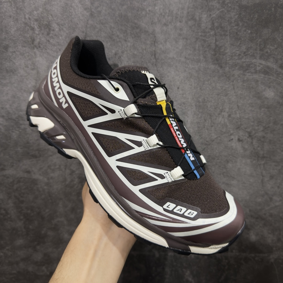 图片[3]-【外贸版】 Salomon XT-6 萨洛蒙复古潮流户外机能登山跑鞋 咖啡棕 478661 纯原外贸平台特供订单 专供外贸 最大47码 耗时半年巨作 全套原纸板楦头开发 原厂特供网布配套加持 确保原汁原味 完美呈现版型 原档数据独家私模五层组合大底 原装Ortholite轻量化鞋垫 中底布带钢印编号 原厂TPU锁扣 进口港宝加持 后跟自然饱满 还原公司包裹性 鞋面以“锯齿”状的包裹系统呈现 在基色底之下加入了各种色点缀 将公司的最新技术和时尚前卫的造型融入耐用的长跑款式中 鞋面由 TPU 薄膜制成 并焊接在高耐磨网眼上 使其既时尚又坚固 由 ACS底盘支撑 可增强稳定性和支撑力 以及由橡胶凸耳 Contragrip外底覆盖的 EVA 缓冲中底 旨在应对崎岖的地形 鞋舌上的彩色Salomon 标签、Quicklace 系统以及鞋头、鞋舌和鞋跟上的附加品牌使细节更加完美 让穿着者可以轻松驾驭户外与通勤下的任何运动生活场景 无缝鞋身户外随意纵横 颜值与脚感兼备 出街通勤 绝对非常吸睛 你值得拥有 尺码：36 36.5 37.5 38 38.5 39 40 40.5 41 42 42.5 43 44 44.5 45 46 47-选品中心