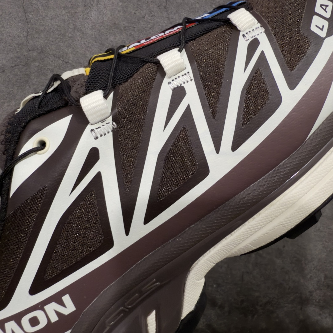 图片[4]-【外贸版】 Salomon XT-6 萨洛蒙复古潮流户外机能登山跑鞋 咖啡棕 478661 纯原外贸平台特供订单 专供外贸 最大47码 耗时半年巨作 全套原纸板楦头开发 原厂特供网布配套加持 确保原汁原味 完美呈现版型 原档数据独家私模五层组合大底 原装Ortholite轻量化鞋垫 中底布带钢印编号 原厂TPU锁扣 进口港宝加持 后跟自然饱满 还原公司包裹性 鞋面以“锯齿”状的包裹系统呈现 在基色底之下加入了各种色点缀 将公司的最新技术和时尚前卫的造型融入耐用的长跑款式中 鞋面由 TPU 薄膜制成 并焊接在高耐磨网眼上 使其既时尚又坚固 由 ACS底盘支撑 可增强稳定性和支撑力 以及由橡胶凸耳 Contragrip外底覆盖的 EVA 缓冲中底 旨在应对崎岖的地形 鞋舌上的彩色Salomon 标签、Quicklace 系统以及鞋头、鞋舌和鞋跟上的附加品牌使细节更加完美 让穿着者可以轻松驾驭户外与通勤下的任何运动生活场景 无缝鞋身户外随意纵横 颜值与脚感兼备 出街通勤 绝对非常吸睛 你值得拥有 尺码：36 36.5 37.5 38 38.5 39 40 40.5 41 42 42.5 43 44 44.5 45 46 47-选品中心