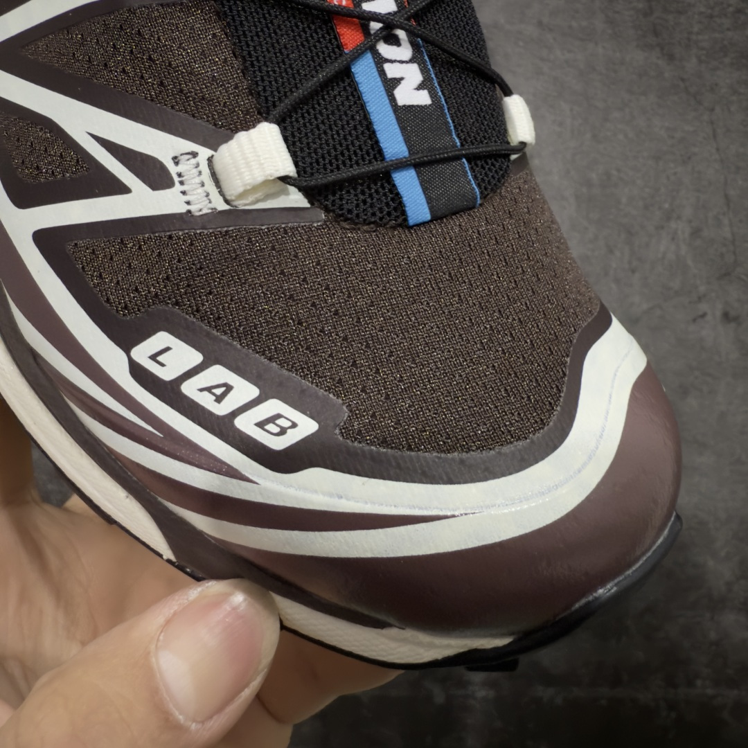 图片[5]-【外贸版】 Salomon XT-6 萨洛蒙复古潮流户外机能登山跑鞋 咖啡棕 478661 纯原外贸平台特供订单 专供外贸 最大47码 耗时半年巨作 全套原纸板楦头开发 原厂特供网布配套加持 确保原汁原味 完美呈现版型 原档数据独家私模五层组合大底 原装Ortholite轻量化鞋垫 中底布带钢印编号 原厂TPU锁扣 进口港宝加持 后跟自然饱满 还原公司包裹性 鞋面以“锯齿”状的包裹系统呈现 在基色底之下加入了各种色点缀 将公司的最新技术和时尚前卫的造型融入耐用的长跑款式中 鞋面由 TPU 薄膜制成 并焊接在高耐磨网眼上 使其既时尚又坚固 由 ACS底盘支撑 可增强稳定性和支撑力 以及由橡胶凸耳 Contragrip外底覆盖的 EVA 缓冲中底 旨在应对崎岖的地形 鞋舌上的彩色Salomon 标签、Quicklace 系统以及鞋头、鞋舌和鞋跟上的附加品牌使细节更加完美 让穿着者可以轻松驾驭户外与通勤下的任何运动生活场景 无缝鞋身户外随意纵横 颜值与脚感兼备 出街通勤 绝对非常吸睛 你值得拥有 尺码：36 36.5 37.5 38 38.5 39 40 40.5 41 42 42.5 43 44 44.5 45 46 47-选品中心