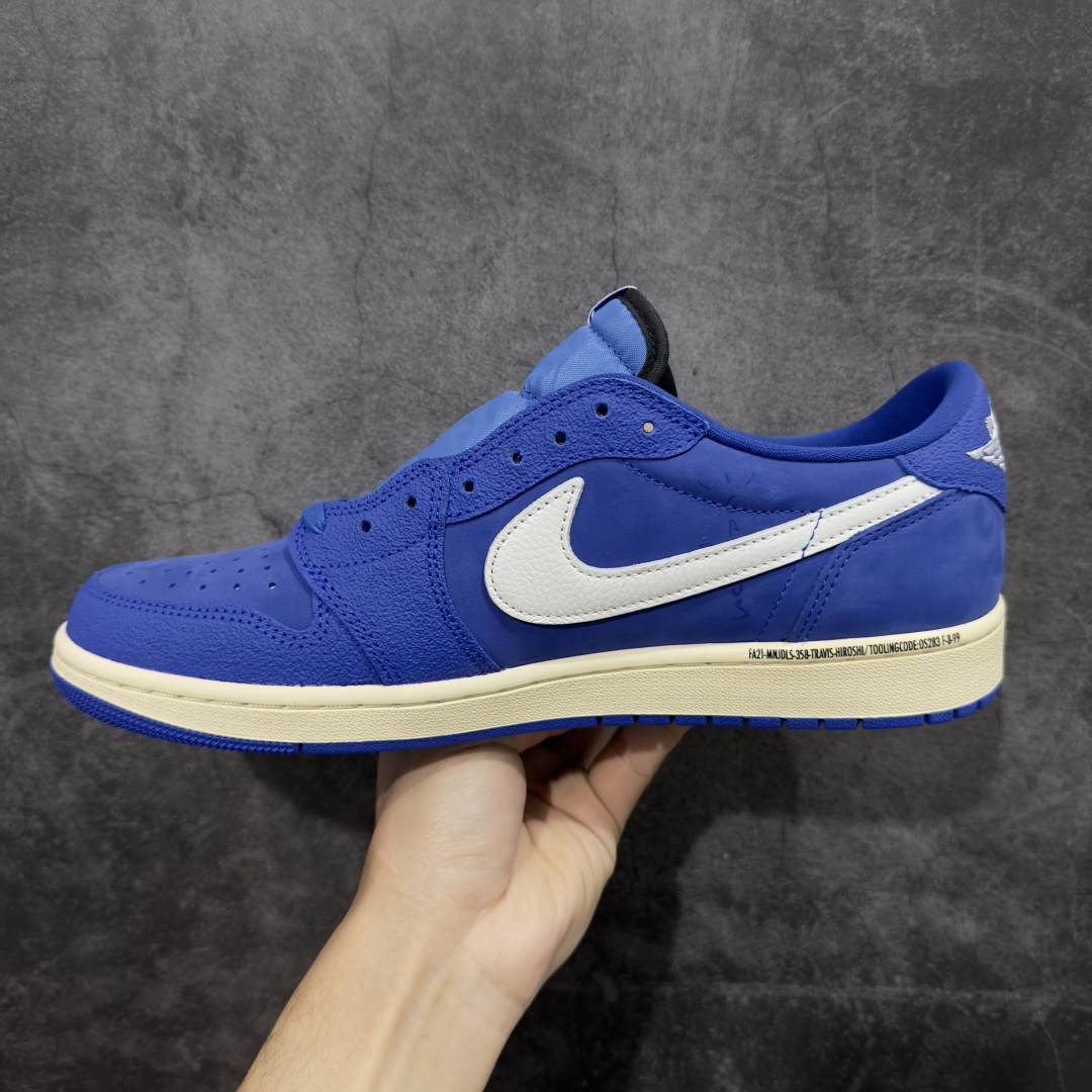 图片[2]-【DG2.0纯原】Travis Scott x Fragment x Air Jordan AJ1 Low OG SP 三方联名闪电倒钩低帮 蓝白 DM7866-400 圈内最强倒钩系列 高端零售特供批次 产品品控稳定性领先行业 各方面均可对飙L版 良心定价不杀猪 SZ原厂全套原楦原纸板冲刀磨具开发 原厂皮料加持 原厂港宝加持定型后跟R度完美 同源原厂电绣 鬼脸飞翼针数密度立体效果一致 百分百一致原鞋 原厂拉帮工艺 针距密度一致 后跟弧度收口自然不对折 极致一眼正品既视感 进口玻璃冲刀皮料裁剪零毛边 全鞋电脑针车工艺 品控清洁度最高QC检验标准 免检产品 原厂订购鞋盒、鞋标、防尘纸、鞋撑、鞋带 追求极致的原厂味道 尺码：40 40.5 41 42 42.5 43 44 44.5 45 46 47.5 48.5-选品中心