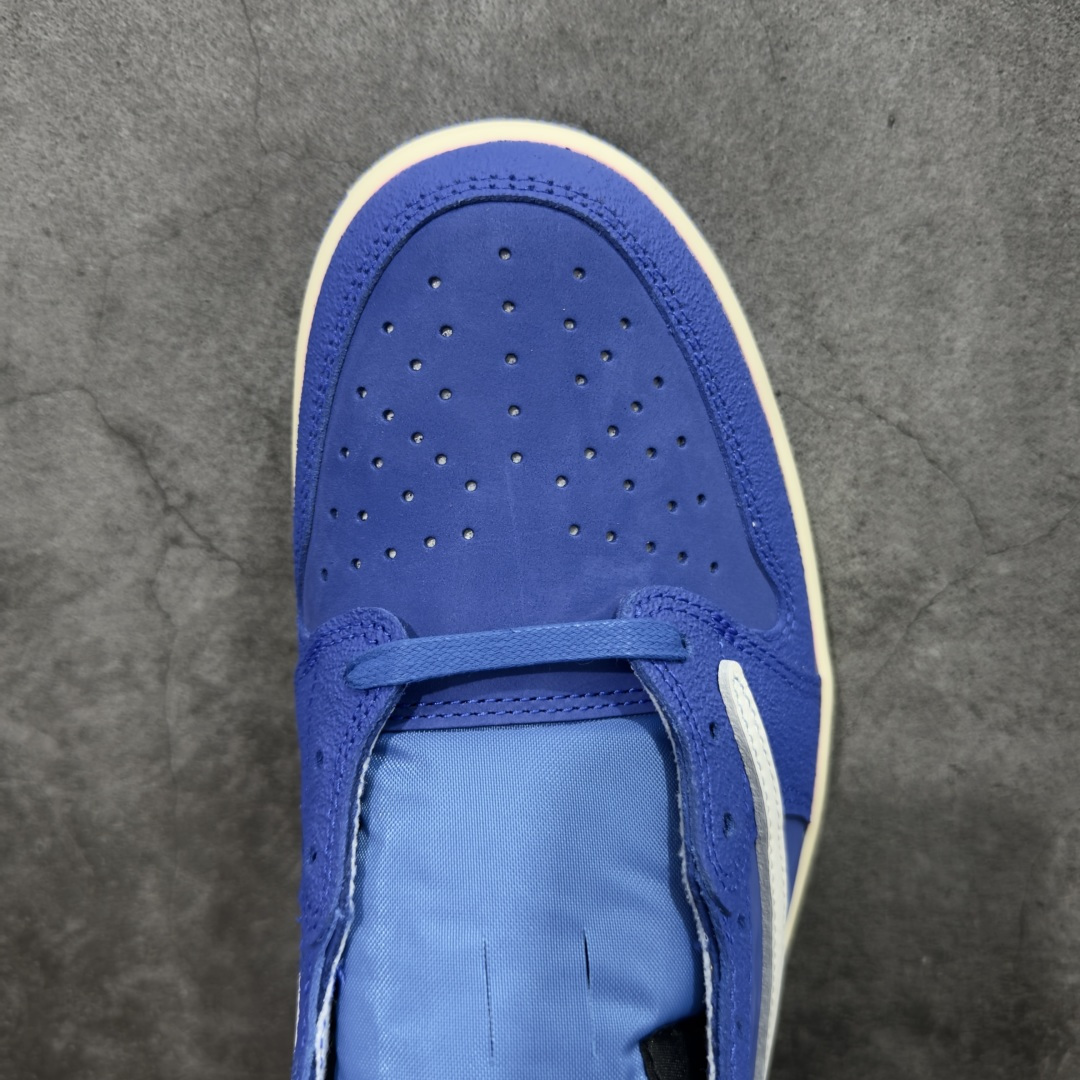 图片[5]-【DG2.0纯原】Travis Scott x Fragment x Air Jordan AJ1 Low OG SP 三方联名闪电倒钩低帮 蓝白 DM7866-400 圈内最强倒钩系列 高端零售特供批次 产品品控稳定性领先行业 各方面均可对飙L版 良心定价不杀猪 SZ原厂全套原楦原纸板冲刀磨具开发 原厂皮料加持 原厂港宝加持定型后跟R度完美 同源原厂电绣 鬼脸飞翼针数密度立体效果一致 百分百一致原鞋 原厂拉帮工艺 针距密度一致 后跟弧度收口自然不对折 极致一眼正品既视感 进口玻璃冲刀皮料裁剪零毛边 全鞋电脑针车工艺 品控清洁度最高QC检验标准 免检产品 原厂订购鞋盒、鞋标、防尘纸、鞋撑、鞋带 追求极致的原厂味道 尺码：40 40.5 41 42 42.5 43 44 44.5 45 46 47.5 48.5-选品中心