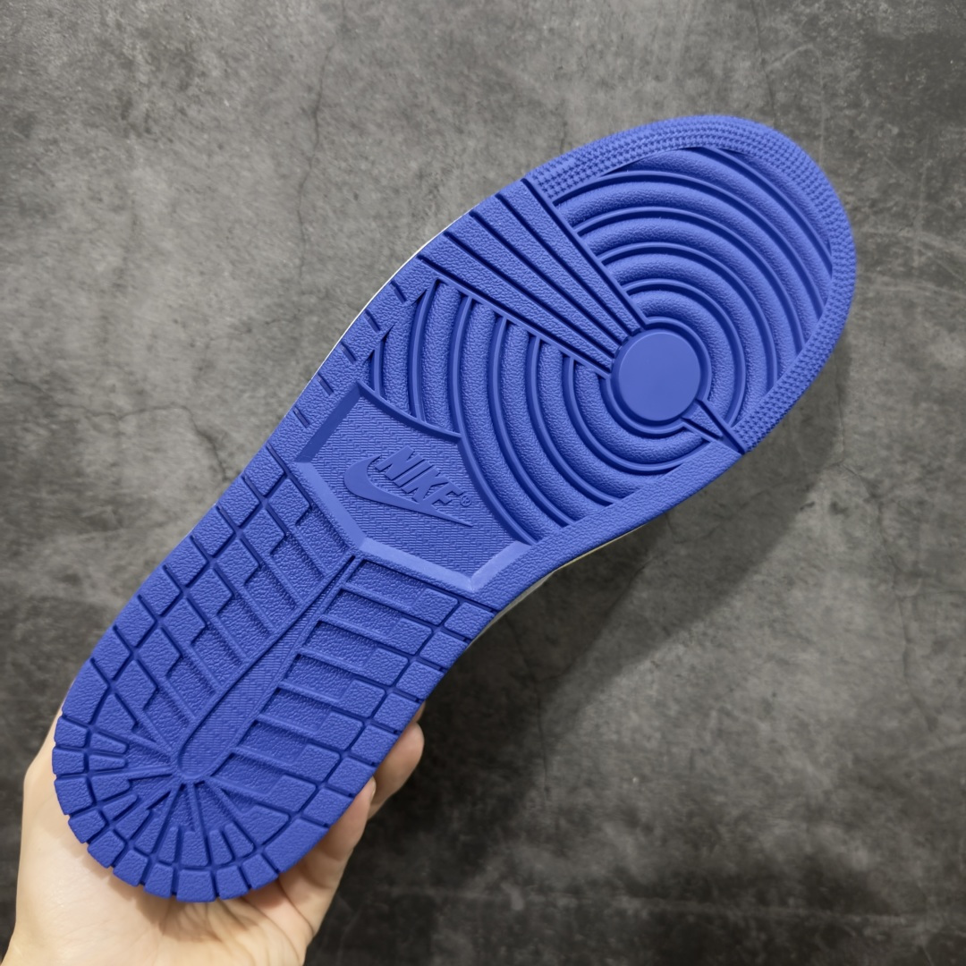 图片[9]-【DG2.0纯原】Travis Scott x Fragment x Air Jordan AJ1 Low OG SP 三方联名闪电倒钩低帮 蓝白 DM7866-400 圈内最强倒钩系列 高端零售特供批次 产品品控稳定性领先行业 各方面均可对飙L版 良心定价不杀猪 SZ原厂全套原楦原纸板冲刀磨具开发 原厂皮料加持 原厂港宝加持定型后跟R度完美 同源原厂电绣 鬼脸飞翼针数密度立体效果一致 百分百一致原鞋 原厂拉帮工艺 针距密度一致 后跟弧度收口自然不对折 极致一眼正品既视感 进口玻璃冲刀皮料裁剪零毛边 全鞋电脑针车工艺 品控清洁度最高QC检验标准 免检产品 原厂订购鞋盒、鞋标、防尘纸、鞋撑、鞋带 追求极致的原厂味道 尺码：40 40.5 41 42 42.5 43 44 44.5 45 46 47.5 48.5-选品中心