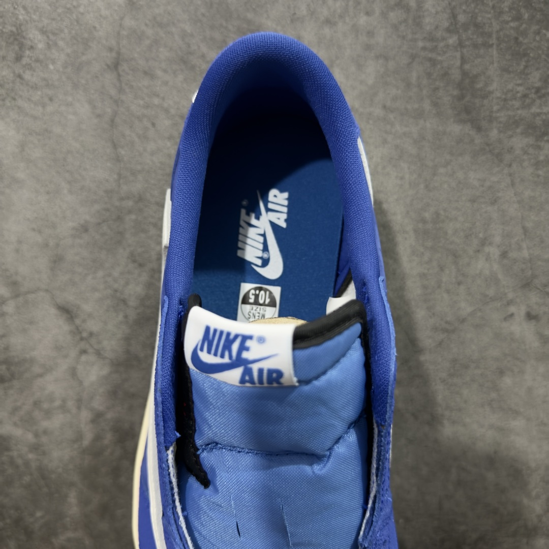 图片[8]-【DG2.0纯原】Travis Scott x Fragment x Air Jordan AJ1 Low OG SP 三方联名闪电倒钩低帮 蓝白 DM7866-400 圈内最强倒钩系列 高端零售特供批次 产品品控稳定性领先行业 各方面均可对飙L版 良心定价不杀猪 SZ原厂全套原楦原纸板冲刀磨具开发 原厂皮料加持 原厂港宝加持定型后跟R度完美 同源原厂电绣 鬼脸飞翼针数密度立体效果一致 百分百一致原鞋 原厂拉帮工艺 针距密度一致 后跟弧度收口自然不对折 极致一眼正品既视感 进口玻璃冲刀皮料裁剪零毛边 全鞋电脑针车工艺 品控清洁度最高QC检验标准 免检产品 原厂订购鞋盒、鞋标、防尘纸、鞋撑、鞋带 追求极致的原厂味道 尺码：40 40.5 41 42 42.5 43 44 44.5 45 46 47.5 48.5-选品中心