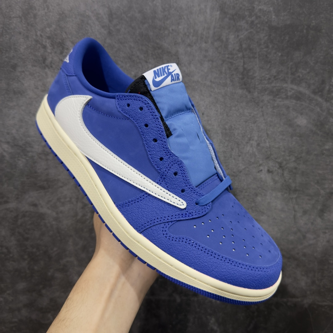 图片[3]-【DG2.0纯原】Travis Scott x Fragment x Air Jordan AJ1 Low OG SP 三方联名闪电倒钩低帮 蓝白 DM7866-400 圈内最强倒钩系列 高端零售特供批次 产品品控稳定性领先行业 各方面均可对飙L版 良心定价不杀猪 SZ原厂全套原楦原纸板冲刀磨具开发 原厂皮料加持 原厂港宝加持定型后跟R度完美 同源原厂电绣 鬼脸飞翼针数密度立体效果一致 百分百一致原鞋 原厂拉帮工艺 针距密度一致 后跟弧度收口自然不对折 极致一眼正品既视感 进口玻璃冲刀皮料裁剪零毛边 全鞋电脑针车工艺 品控清洁度最高QC检验标准 免检产品 原厂订购鞋盒、鞋标、防尘纸、鞋撑、鞋带 追求极致的原厂味道 尺码：40 40.5 41 42 42.5 43 44 44.5 45 46 47.5 48.5-选品中心
