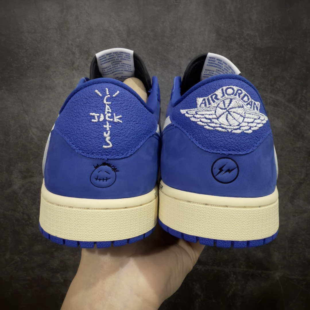 图片[4]-【DG2.0纯原】Travis Scott x Fragment x Air Jordan AJ1 Low OG SP 三方联名闪电倒钩低帮 蓝白 DM7866-400 圈内最强倒钩系列 高端零售特供批次 产品品控稳定性领先行业 各方面均可对飙L版 良心定价不杀猪 SZ原厂全套原楦原纸板冲刀磨具开发 原厂皮料加持 原厂港宝加持定型后跟R度完美 同源原厂电绣 鬼脸飞翼针数密度立体效果一致 百分百一致原鞋 原厂拉帮工艺 针距密度一致 后跟弧度收口自然不对折 极致一眼正品既视感 进口玻璃冲刀皮料裁剪零毛边 全鞋电脑针车工艺 品控清洁度最高QC检验标准 免检产品 原厂订购鞋盒、鞋标、防尘纸、鞋撑、鞋带 追求极致的原厂味道 尺码：40 40.5 41 42 42.5 43 44 44.5 45 46 47.5 48.5-选品中心