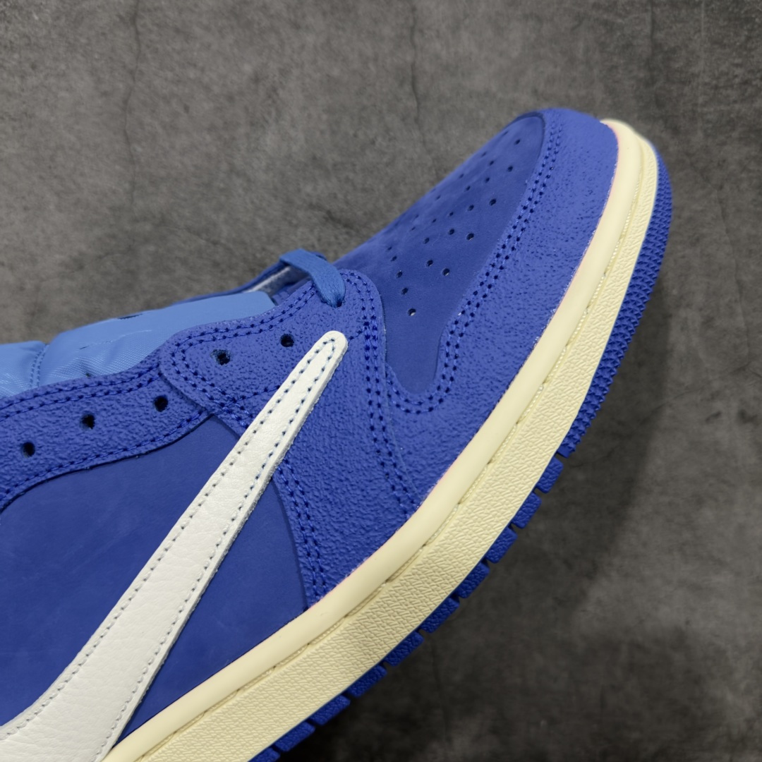 图片[6]-【DG2.0纯原】Travis Scott x Fragment x Air Jordan AJ1 Low OG SP 三方联名闪电倒钩低帮 蓝白 DM7866-400 圈内最强倒钩系列 高端零售特供批次 产品品控稳定性领先行业 各方面均可对飙L版 良心定价不杀猪 SZ原厂全套原楦原纸板冲刀磨具开发 原厂皮料加持 原厂港宝加持定型后跟R度完美 同源原厂电绣 鬼脸飞翼针数密度立体效果一致 百分百一致原鞋 原厂拉帮工艺 针距密度一致 后跟弧度收口自然不对折 极致一眼正品既视感 进口玻璃冲刀皮料裁剪零毛边 全鞋电脑针车工艺 品控清洁度最高QC检验标准 免检产品 原厂订购鞋盒、鞋标、防尘纸、鞋撑、鞋带 追求极致的原厂味道 尺码：40 40.5 41 42 42.5 43 44 44.5 45 46 47.5 48.5-选品中心