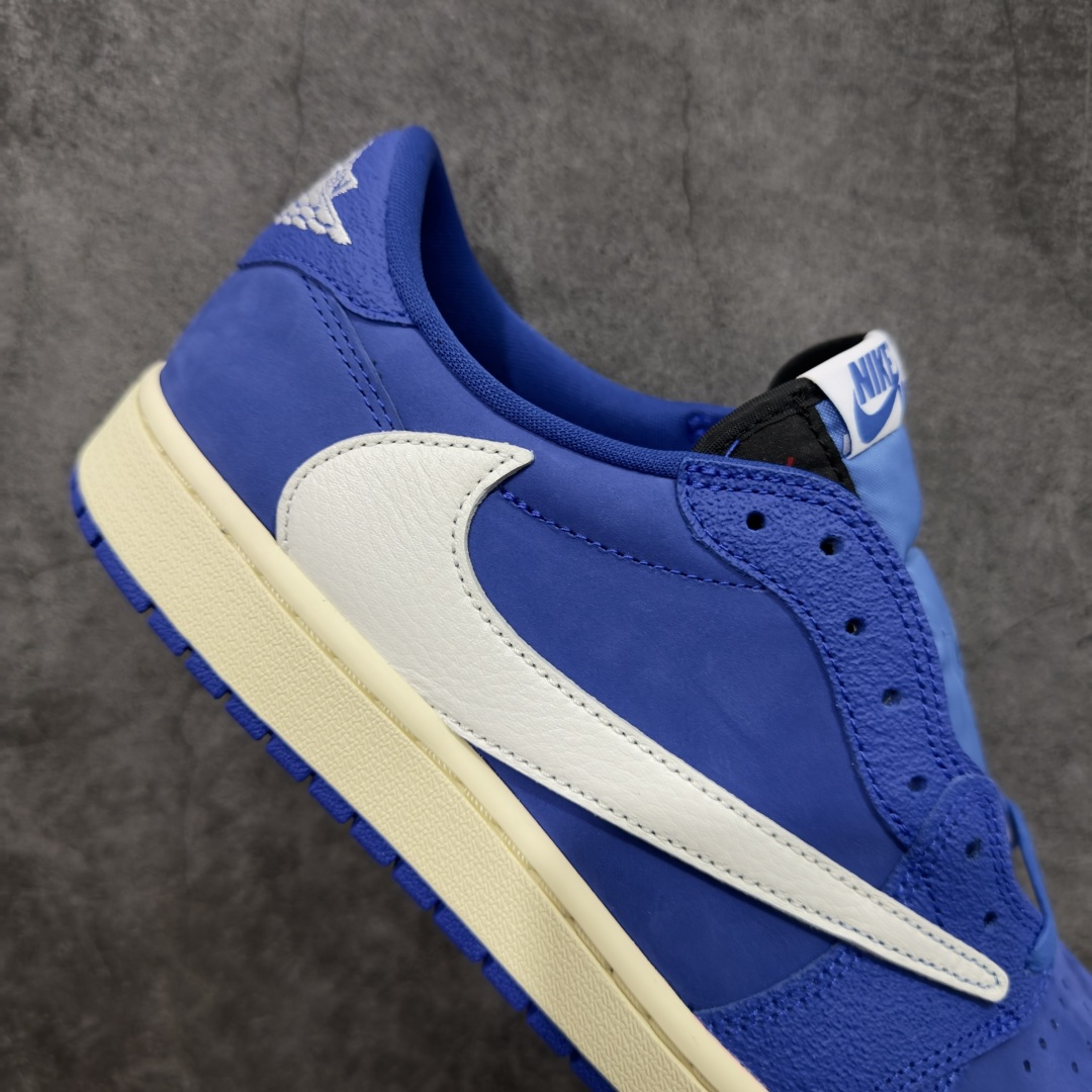 图片[7]-【DG2.0纯原】Travis Scott x Fragment x Air Jordan AJ1 Low OG SP 三方联名闪电倒钩低帮 蓝白 DM7866-400 圈内最强倒钩系列 高端零售特供批次 产品品控稳定性领先行业 各方面均可对飙L版 良心定价不杀猪 SZ原厂全套原楦原纸板冲刀磨具开发 原厂皮料加持 原厂港宝加持定型后跟R度完美 同源原厂电绣 鬼脸飞翼针数密度立体效果一致 百分百一致原鞋 原厂拉帮工艺 针距密度一致 后跟弧度收口自然不对折 极致一眼正品既视感 进口玻璃冲刀皮料裁剪零毛边 全鞋电脑针车工艺 品控清洁度最高QC检验标准 免检产品 原厂订购鞋盒、鞋标、防尘纸、鞋撑、鞋带 追求极致的原厂味道 尺码：40 40.5 41 42 42.5 43 44 44.5 45 46 47.5 48.5-选品中心
