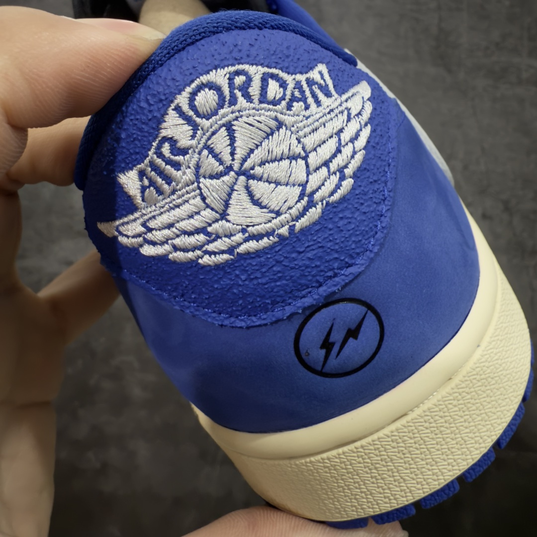 图片[2]-【DG2.0纯原】Travis Scott x Fragment x Air Jordan AJ1 Low OG SP 三方联名闪电倒钩低帮 蓝白 DM7866-400 圈内最强倒钩系列 高端零售特供批次 产品品控稳定性领先行业 各方面均可对飙L版 良心定价不杀猪 SZ原厂全套原楦原纸板冲刀磨具开发 原厂皮料加持 原厂港宝加持定型后跟R度完美 同源原厂电绣 鬼脸飞翼针数密度立体效果一致 百分百一致原鞋 原厂拉帮工艺 针距密度一致 后跟弧度收口自然不对折 极致一眼正品既视感 进口玻璃冲刀皮料裁剪零毛边 全鞋电脑针车工艺 品控清洁度最高QC检验标准 免检产品 原厂订购鞋盒、鞋标、防尘纸、鞋撑、鞋带 追求极致的原厂味道 尺码：40 40.5 41 42 42.5 43 44 44.5 45 46 47.5 48.5-选品中心