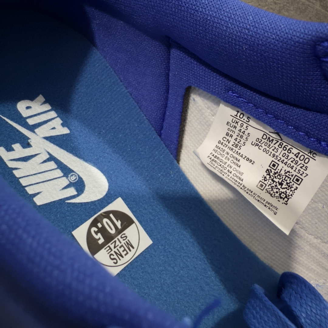 图片[8]-【DG2.0纯原】Travis Scott x Fragment x Air Jordan AJ1 Low OG SP 三方联名闪电倒钩低帮 蓝白 DM7866-400 圈内最强倒钩系列 高端零售特供批次 产品品控稳定性领先行业 各方面均可对飙L版 良心定价不杀猪 SZ原厂全套原楦原纸板冲刀磨具开发 原厂皮料加持 原厂港宝加持定型后跟R度完美 同源原厂电绣 鬼脸飞翼针数密度立体效果一致 百分百一致原鞋 原厂拉帮工艺 针距密度一致 后跟弧度收口自然不对折 极致一眼正品既视感 进口玻璃冲刀皮料裁剪零毛边 全鞋电脑针车工艺 品控清洁度最高QC检验标准 免检产品 原厂订购鞋盒、鞋标、防尘纸、鞋撑、鞋带 追求极致的原厂味道 尺码：40 40.5 41 42 42.5 43 44 44.5 45 46 47.5 48.5-选品中心