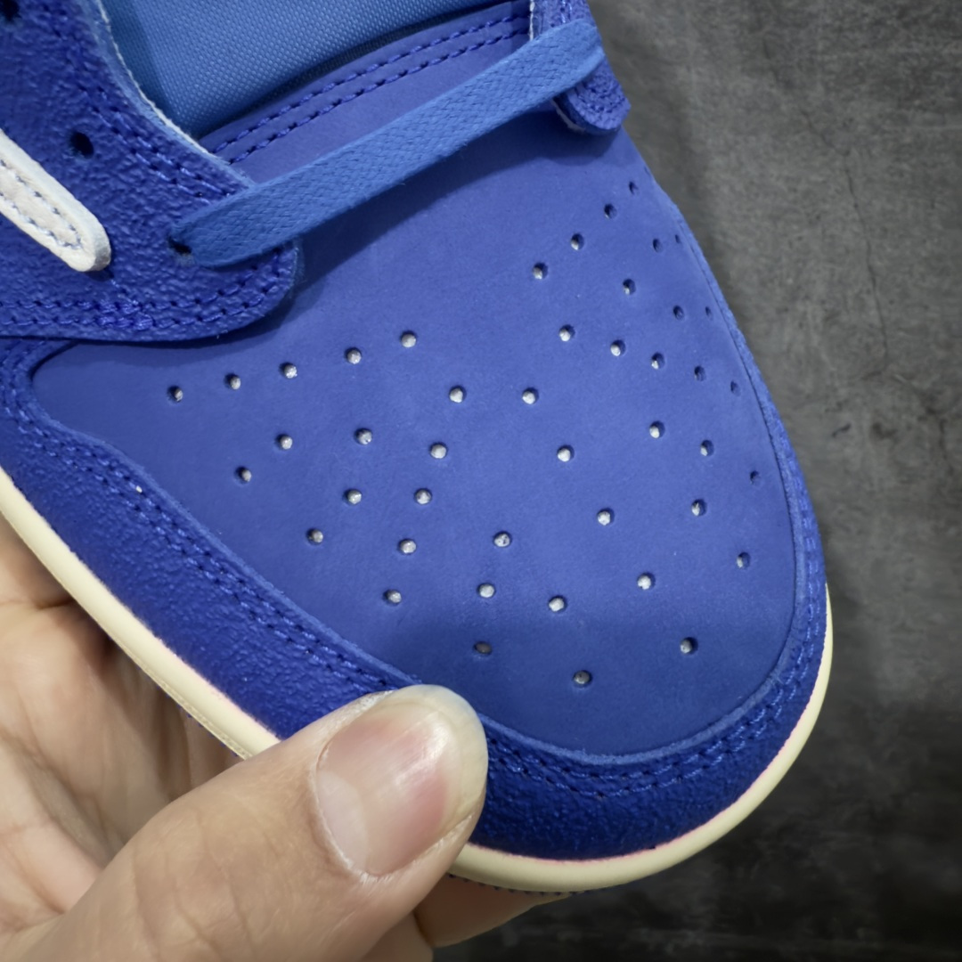图片[5]-【DG2.0纯原】Travis Scott x Fragment x Air Jordan AJ1 Low OG SP 三方联名闪电倒钩低帮 蓝白 DM7866-400 圈内最强倒钩系列 高端零售特供批次 产品品控稳定性领先行业 各方面均可对飙L版 良心定价不杀猪 SZ原厂全套原楦原纸板冲刀磨具开发 原厂皮料加持 原厂港宝加持定型后跟R度完美 同源原厂电绣 鬼脸飞翼针数密度立体效果一致 百分百一致原鞋 原厂拉帮工艺 针距密度一致 后跟弧度收口自然不对折 极致一眼正品既视感 进口玻璃冲刀皮料裁剪零毛边 全鞋电脑针车工艺 品控清洁度最高QC检验标准 免检产品 原厂订购鞋盒、鞋标、防尘纸、鞋撑、鞋带 追求极致的原厂味道 尺码：40 40.5 41 42 42.5 43 44 44.5 45 46 47.5 48.5-选品中心