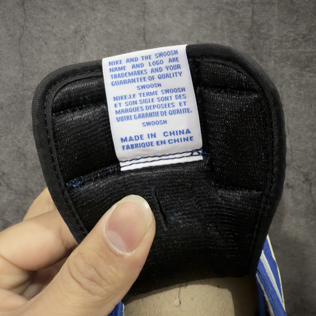 图片[7]-【DG2.0纯原】Travis Scott x Fragment x Air Jordan AJ1 Low OG SP 三方联名闪电倒钩低帮 蓝白 DM7866-400 圈内最强倒钩系列 高端零售特供批次 产品品控稳定性领先行业 各方面均可对飙L版 良心定价不杀猪 SZ原厂全套原楦原纸板冲刀磨具开发 原厂皮料加持 原厂港宝加持定型后跟R度完美 同源原厂电绣 鬼脸飞翼针数密度立体效果一致 百分百一致原鞋 原厂拉帮工艺 针距密度一致 后跟弧度收口自然不对折 极致一眼正品既视感 进口玻璃冲刀皮料裁剪零毛边 全鞋电脑针车工艺 品控清洁度最高QC检验标准 免检产品 原厂订购鞋盒、鞋标、防尘纸、鞋撑、鞋带 追求极致的原厂味道 尺码：40 40.5 41 42 42.5 43 44 44.5 45 46 47.5 48.5-选品中心