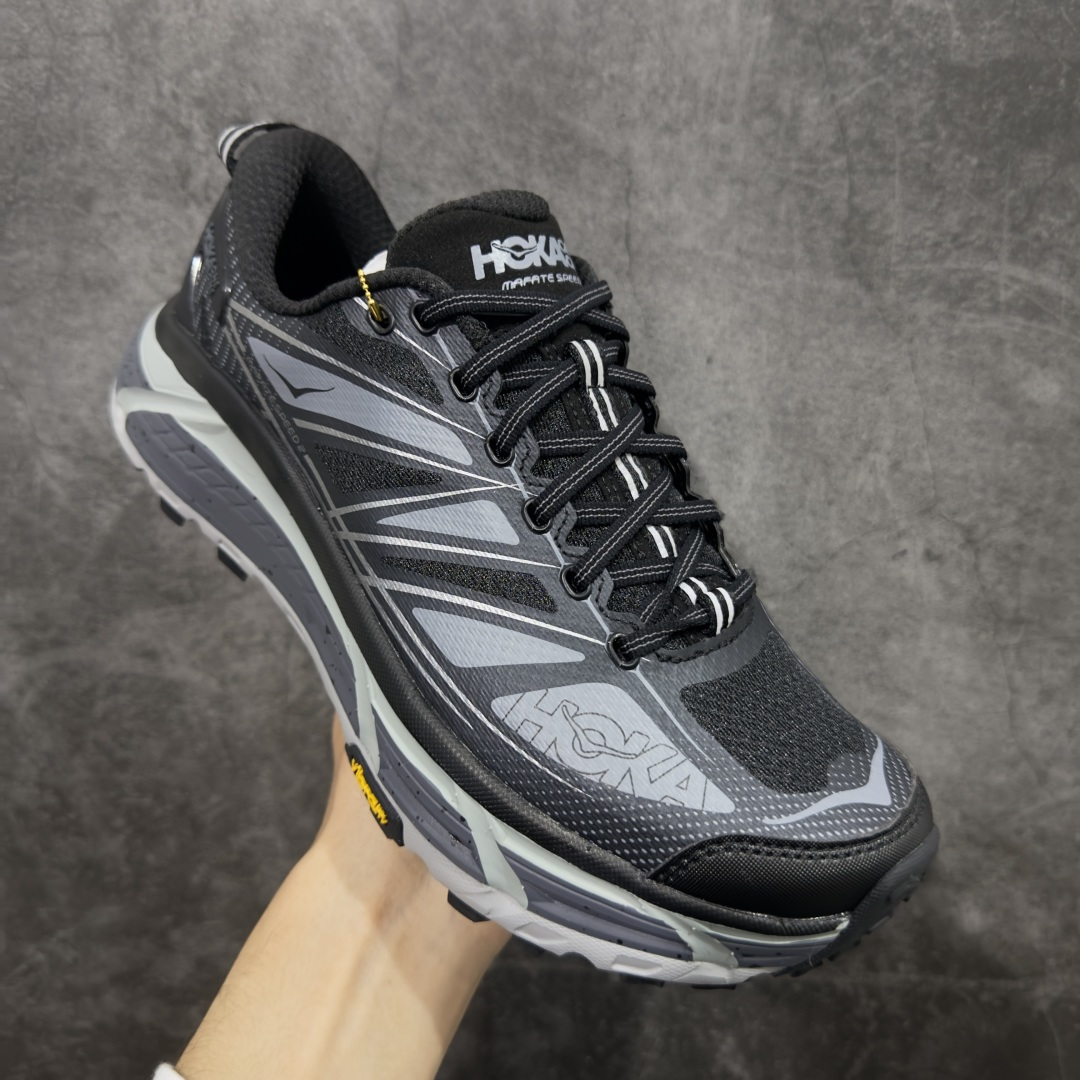 图片[3]-【纯原H版】HOKA ONE ONE Mafate Speed 2 Low 玛法特2代系列低帮轻量户外越野休闲运动慢跑鞋 正确组合底 市场顶级版本 上脚赞到报爆 轻盈舒适 鞋面采用超轻的无缝架构 轻薄的TPU贴在透气的鞋面材料上 减轻重量同时也保证了支撑性 鞋底采用滚动平衡技术 引导跑者回归自然步态 祖传的神奇EVA材质中底依旧是一如既往地表现优秀 能提供充足的缓震 作为HOKA家的越野跑鞋 VIBRAM 橡胶大底也是必不可少的 即便在复杂湿滑的地形 依旧能有良好的抓地力及稳定性 鞋带采用了弹性不易松脱的扁宽弹性鞋带 前掌与中掌部分也进行了加宽 也更加适合亚洲人的脚型 是一款十分全面且足够强悍的户外硬核越野鞋 日常搭配的话短裤是基本不挑 阔腿裤 工装裤以及各种长筒牛仔裤都可以 尺码：36 36.5 37.5 38 38.5 39 40 40.5 41 42 42.5 43 44 44.5 45-选品中心