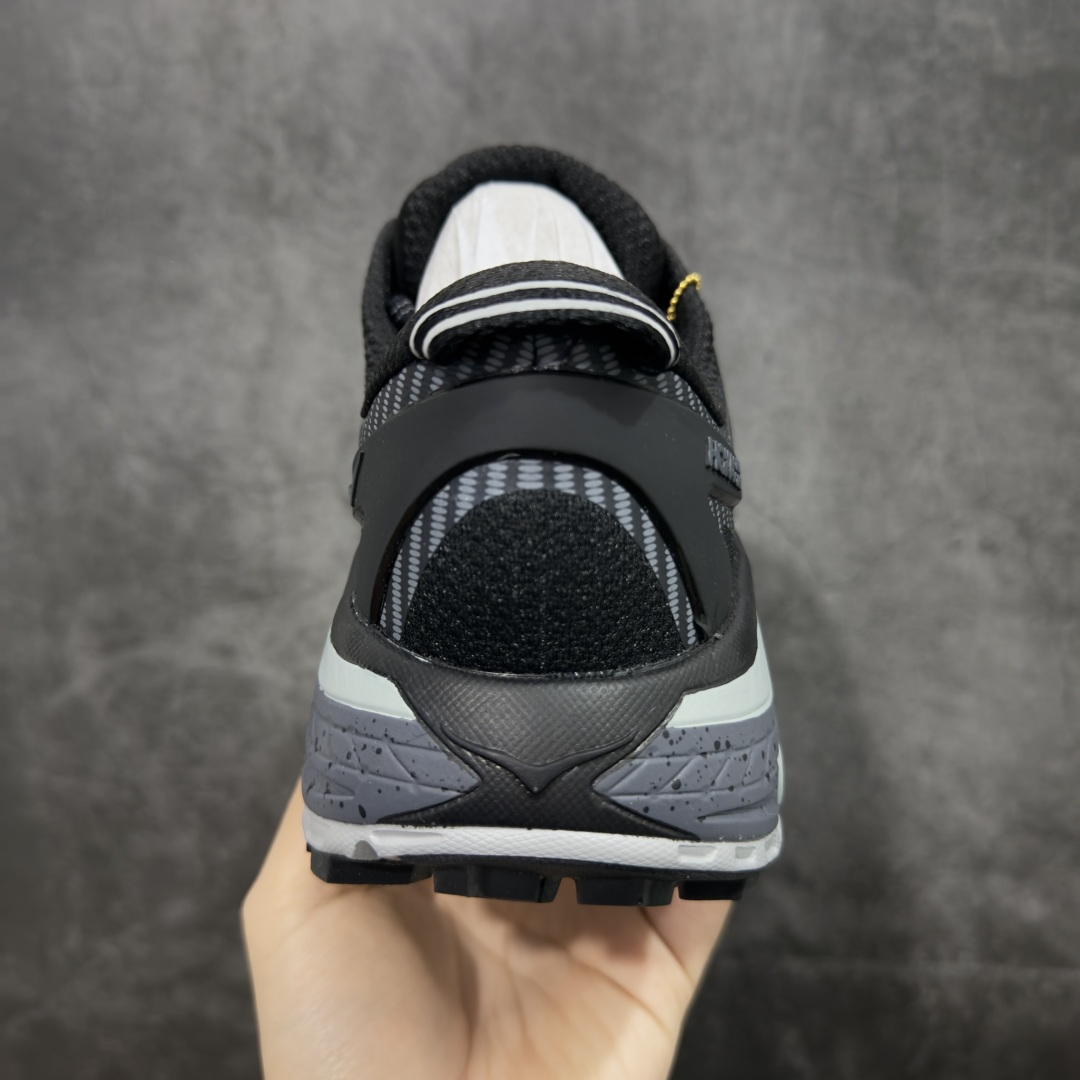 图片[4]-【纯原H版】HOKA ONE ONE Mafate Speed 2 Low 玛法特2代系列低帮轻量户外越野休闲运动慢跑鞋 正确组合底 市场顶级版本 上脚赞到报爆 轻盈舒适 鞋面采用超轻的无缝架构 轻薄的TPU贴在透气的鞋面材料上 减轻重量同时也保证了支撑性 鞋底采用滚动平衡技术 引导跑者回归自然步态 祖传的神奇EVA材质中底依旧是一如既往地表现优秀 能提供充足的缓震 作为HOKA家的越野跑鞋 VIBRAM 橡胶大底也是必不可少的 即便在复杂湿滑的地形 依旧能有良好的抓地力及稳定性 鞋带采用了弹性不易松脱的扁宽弹性鞋带 前掌与中掌部分也进行了加宽 也更加适合亚洲人的脚型 是一款十分全面且足够强悍的户外硬核越野鞋 日常搭配的话短裤是基本不挑 阔腿裤 工装裤以及各种长筒牛仔裤都可以 尺码：36 36.5 37.5 38 38.5 39 40 40.5 41 42 42.5 43 44 44.5 45-选品中心