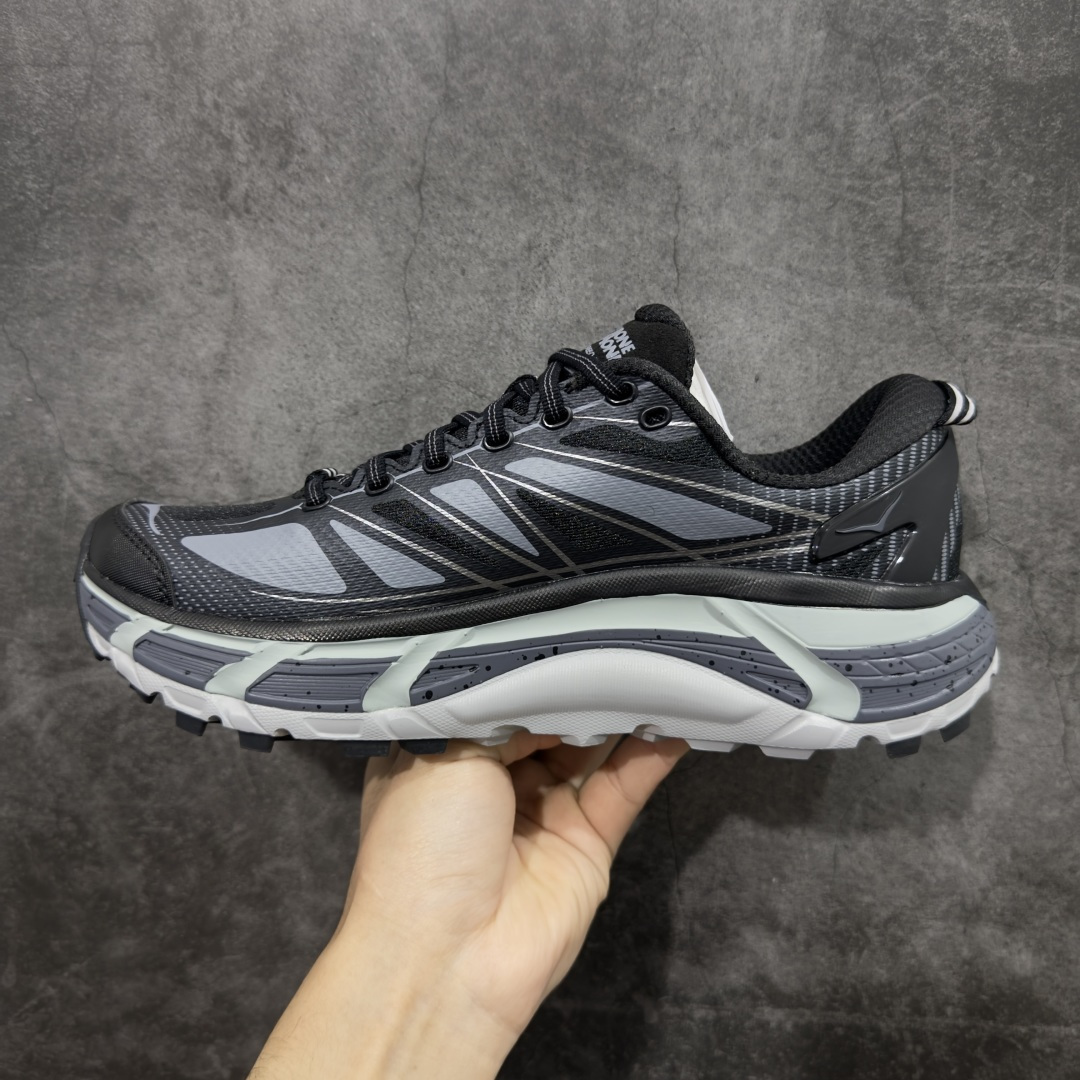 图片[2]-【纯原H版】HOKA ONE ONE Mafate Speed 2 Low 玛法特2代系列低帮轻量户外越野休闲运动慢跑鞋 正确组合底 市场顶级版本 上脚赞到报爆 轻盈舒适 鞋面采用超轻的无缝架构 轻薄的TPU贴在透气的鞋面材料上 减轻重量同时也保证了支撑性 鞋底采用滚动平衡技术 引导跑者回归自然步态 祖传的神奇EVA材质中底依旧是一如既往地表现优秀 能提供充足的缓震 作为HOKA家的越野跑鞋 VIBRAM 橡胶大底也是必不可少的 即便在复杂湿滑的地形 依旧能有良好的抓地力及稳定性 鞋带采用了弹性不易松脱的扁宽弹性鞋带 前掌与中掌部分也进行了加宽 也更加适合亚洲人的脚型 是一款十分全面且足够强悍的户外硬核越野鞋 日常搭配的话短裤是基本不挑 阔腿裤 工装裤以及各种长筒牛仔裤都可以 尺码：36 36.5 37.5 38 38.5 39 40 40.5 41 42 42.5 43 44 44.5 45-选品中心
