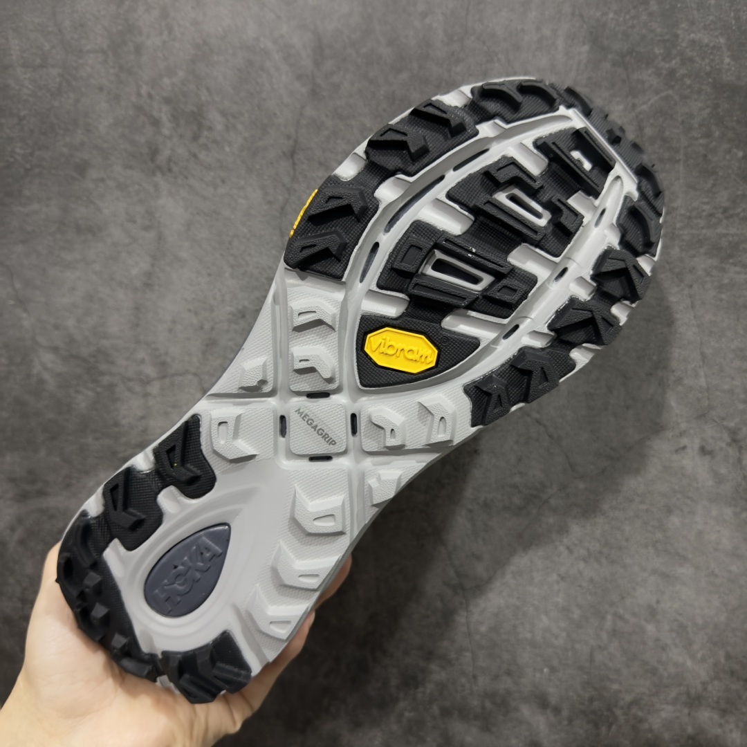 图片[9]-【纯原H版】HOKA ONE ONE Mafate Speed 2 Low 玛法特2代系列低帮轻量户外越野休闲运动慢跑鞋 正确组合底 市场顶级版本 上脚赞到报爆 轻盈舒适 鞋面采用超轻的无缝架构 轻薄的TPU贴在透气的鞋面材料上 减轻重量同时也保证了支撑性 鞋底采用滚动平衡技术 引导跑者回归自然步态 祖传的神奇EVA材质中底依旧是一如既往地表现优秀 能提供充足的缓震 作为HOKA家的越野跑鞋 VIBRAM 橡胶大底也是必不可少的 即便在复杂湿滑的地形 依旧能有良好的抓地力及稳定性 鞋带采用了弹性不易松脱的扁宽弹性鞋带 前掌与中掌部分也进行了加宽 也更加适合亚洲人的脚型 是一款十分全面且足够强悍的户外硬核越野鞋 日常搭配的话短裤是基本不挑 阔腿裤 工装裤以及各种长筒牛仔裤都可以 尺码：36 36.5 37.5 38 38.5 39 40 40.5 41 42 42.5 43 44 44.5 45-选品中心