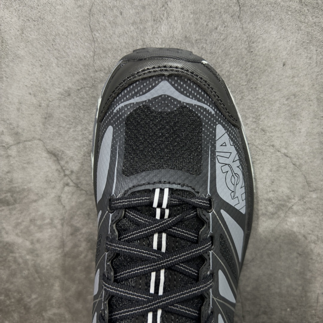 图片[5]-【纯原H版】HOKA ONE ONE Mafate Speed 2 Low 玛法特2代系列低帮轻量户外越野休闲运动慢跑鞋 正确组合底 市场顶级版本 上脚赞到报爆 轻盈舒适 鞋面采用超轻的无缝架构 轻薄的TPU贴在透气的鞋面材料上 减轻重量同时也保证了支撑性 鞋底采用滚动平衡技术 引导跑者回归自然步态 祖传的神奇EVA材质中底依旧是一如既往地表现优秀 能提供充足的缓震 作为HOKA家的越野跑鞋 VIBRAM 橡胶大底也是必不可少的 即便在复杂湿滑的地形 依旧能有良好的抓地力及稳定性 鞋带采用了弹性不易松脱的扁宽弹性鞋带 前掌与中掌部分也进行了加宽 也更加适合亚洲人的脚型 是一款十分全面且足够强悍的户外硬核越野鞋 日常搭配的话短裤是基本不挑 阔腿裤 工装裤以及各种长筒牛仔裤都可以 尺码：36 36.5 37.5 38 38.5 39 40 40.5 41 42 42.5 43 44 44.5 45-选品中心