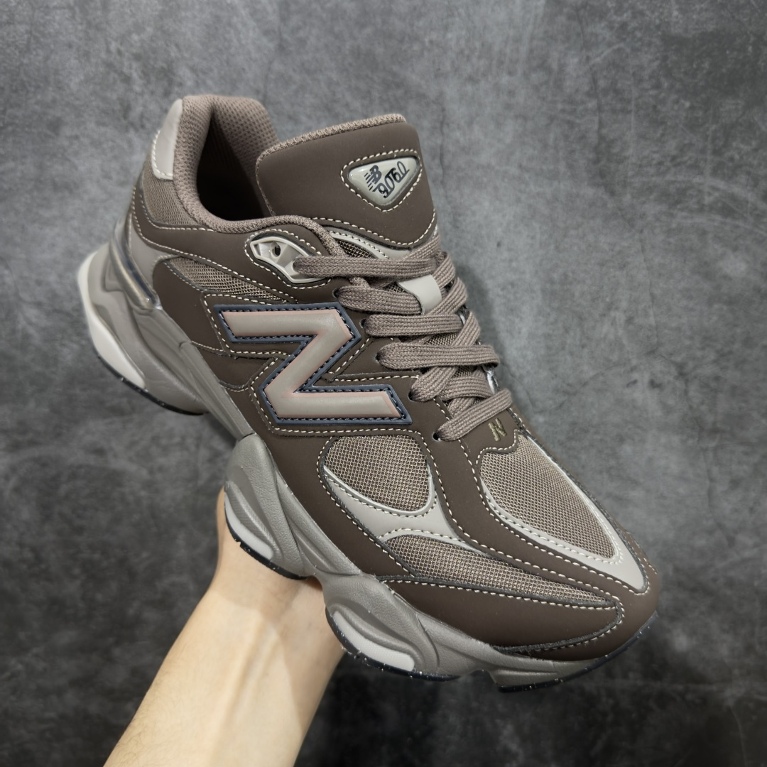 图片[3]-【纯原版】 New Balance NB9060 联名款 复古休闲运动慢跑鞋 棕色 U9060493 全套原楦原纸板原厂数据开发 进口三明治网面 原装进口翻毛皮料正确绒感卡色 正确中底拉帮中底网布细节 原厂标裁 带紫光防伪 定制后跟透明水晶模块 冲裁组合 大底贴合程度胶水上色把控完美 整洁度挑战全网艺术家 多道序QC把关品质完善 匠心打造 耗时两个月开发完成 工艺极其复杂难度可想而知 新开独立私模大底 全网唯一正确六层组合大底 高端零售专供产物 尺码：36 37 37.5 38 38.5 39 40 40.5 41 42 42.5 43 44 45 46.5-选品中心