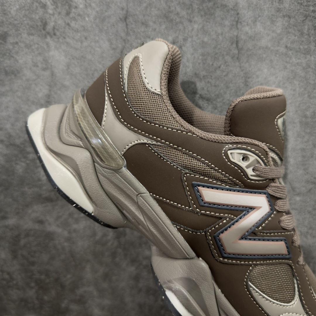 图片[7]-【纯原版】 New Balance NB9060 联名款 复古休闲运动慢跑鞋 棕色 U9060493 全套原楦原纸板原厂数据开发 进口三明治网面 原装进口翻毛皮料正确绒感卡色 正确中底拉帮中底网布细节 原厂标裁 带紫光防伪 定制后跟透明水晶模块 冲裁组合 大底贴合程度胶水上色把控完美 整洁度挑战全网艺术家 多道序QC把关品质完善 匠心打造 耗时两个月开发完成 工艺极其复杂难度可想而知 新开独立私模大底 全网唯一正确六层组合大底 高端零售专供产物 尺码：36 37 37.5 38 38.5 39 40 40.5 41 42 42.5 43 44 45 46.5-选品中心