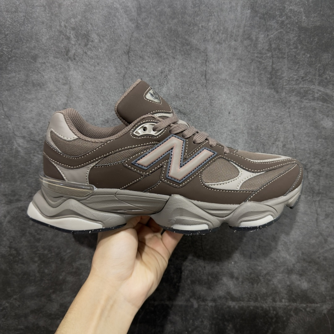 【纯原版】 New Balance NB9060 联名款 复古休闲运动慢跑鞋 棕色 U9060493 全套原楦原纸板原厂数据开发 进口三明治网面 原装进口翻毛皮料正确绒感卡色 正确中底拉帮中底网布细节 原厂标裁 带紫光防伪 定制后跟透明水晶模块 冲裁组合 大底贴合程度胶水上色把控完美 整洁度挑战全网艺术家 多道序QC把关品质完善 匠心打造 耗时两个月开发完成 工艺极其复杂难度可想而知 新开独立私模大底 全网唯一正确六层组合大底 高端零售专供产物 尺码：36 37 37.5 38 38.5 39 40 40.5 41 42 42.5 43 44 45 46.5-选品中心
