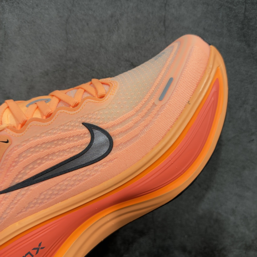 图片[6]-【XE纯原版】Nike Air Zoom Vomero Plus 全新科技运动跑HV8150-801    目前市场最强品质 原版购入开发 鞋面采用硅胶发泡立体印刷 临界ZOOM X泡棉超软弹大底 区别市场一体底 超高质检清洁度 一切材质配件均与原版一致 原楦原纸板开发 匹配原版98%以上 完美弧度版型 原厂鞋标 立体反光鞋盒标 鞋盒防撞海绵 高端玩家必推版本 高价零售必推版本 欢迎对比市面任意版本‼️ 这双鞋简直是时尚与科技的完美融合。 经典黑色鞋面，质感爆棚，搭配超亮眼的银色大勾子，瞬间成为街头焦点。不仅颜值在线，缓震性能更是一绝 不管是日常出街还是慢跑锻炼，都能给双脚极致舒适体验。  码数超全，39- 46 码任你选！别犹豫啦，穿上它，轻松走出潮流范，开启你的时尚运动新旅程！ 码段：36-46-选品中心