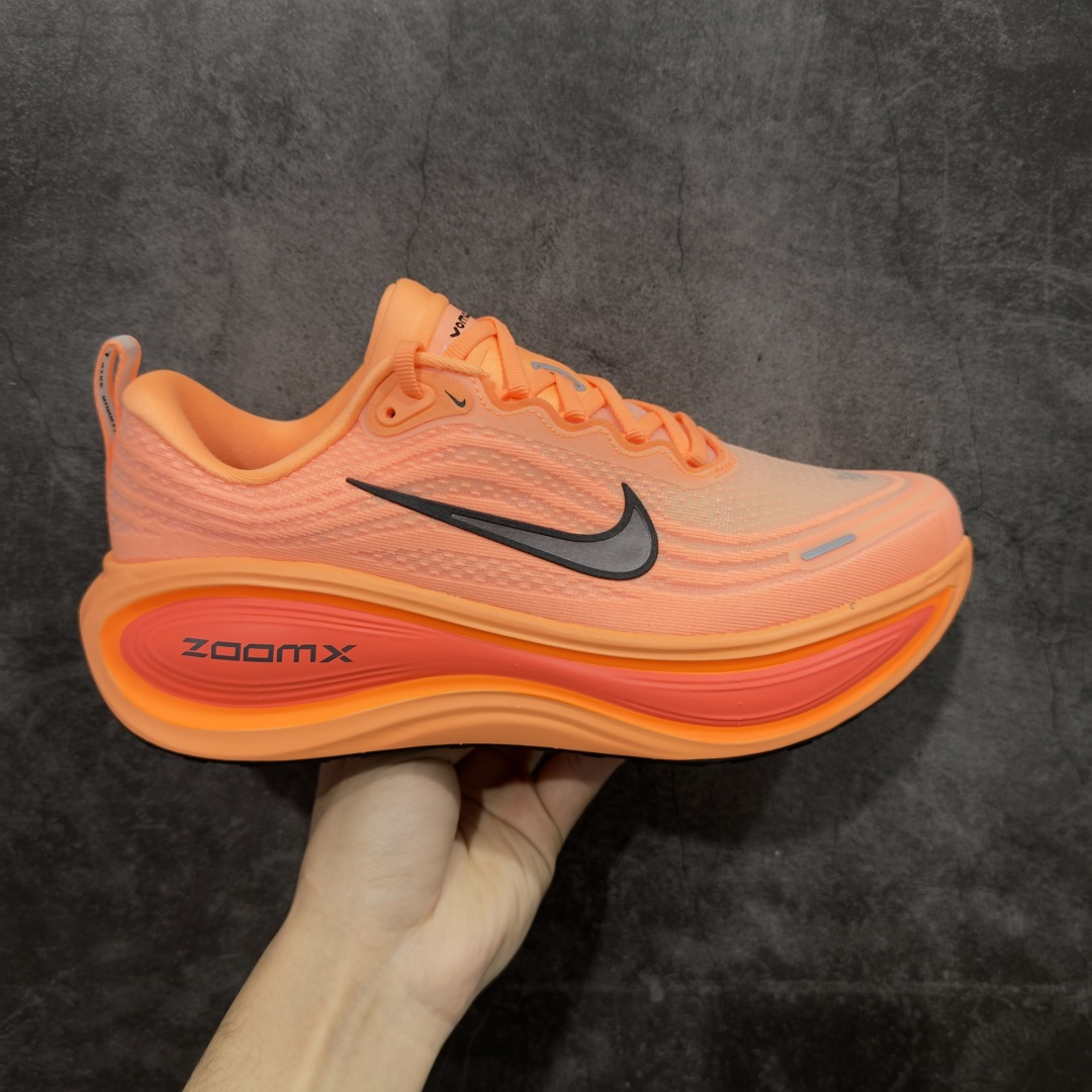 【XE纯原版】Nike Air Zoom Vomero Plus 全新科技运动跑HV8150-801    目前市场最强品质 原版购入开发 鞋面采用硅胶发泡立体印刷 临界ZOOM X泡棉超软弹大底 区别市场一体底 超高质检清洁度 一切材质配件均与原版一致 原楦原纸板开发 匹配原版98%以上 完美弧度版型 原厂鞋标 立体反光鞋盒标 鞋盒防撞海绵 高端玩家必推版本 高价零售必推版本 欢迎对比市面任意版本‼️ 这双鞋简直是时尚与科技的完美融合。 经典黑色鞋面，质感爆棚，搭配超亮眼的银色大勾子，瞬间成为街头焦点。不仅颜值在线，缓震性能更是一绝 不管是日常出街还是慢跑锻炼，都能给双脚极致舒适体验。  码数超全，39- 46 码任你选！别犹豫啦，穿上它，轻松走出潮流范，开启你的时尚运动新旅程！ 码段：36-46-选品中心