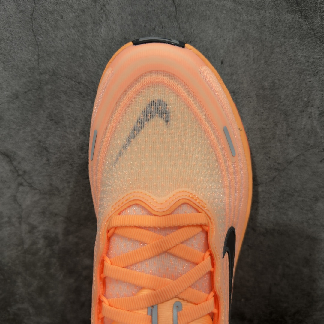 图片[5]-【XE纯原版】Nike Air Zoom Vomero Plus 全新科技运动跑HV8150-801    目前市场最强品质 原版购入开发 鞋面采用硅胶发泡立体印刷 临界ZOOM X泡棉超软弹大底 区别市场一体底 超高质检清洁度 一切材质配件均与原版一致 原楦原纸板开发 匹配原版98%以上 完美弧度版型 原厂鞋标 立体反光鞋盒标 鞋盒防撞海绵 高端玩家必推版本 高价零售必推版本 欢迎对比市面任意版本‼️ 这双鞋简直是时尚与科技的完美融合。 经典黑色鞋面，质感爆棚，搭配超亮眼的银色大勾子，瞬间成为街头焦点。不仅颜值在线，缓震性能更是一绝 不管是日常出街还是慢跑锻炼，都能给双脚极致舒适体验。  码数超全，39- 46 码任你选！别犹豫啦，穿上它，轻松走出潮流范，开启你的时尚运动新旅程！ 码段：36-46-选品中心