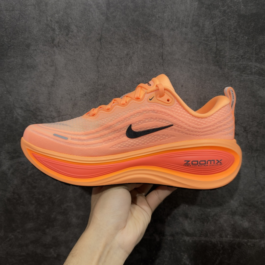 图片[2]-【XE纯原版】Nike Air Zoom Vomero Plus 全新科技运动跑HV8150-801    目前市场最强品质 原版购入开发 鞋面采用硅胶发泡立体印刷 临界ZOOM X泡棉超软弹大底 区别市场一体底 超高质检清洁度 一切材质配件均与原版一致 原楦原纸板开发 匹配原版98%以上 完美弧度版型 原厂鞋标 立体反光鞋盒标 鞋盒防撞海绵 高端玩家必推版本 高价零售必推版本 欢迎对比市面任意版本‼️ 这双鞋简直是时尚与科技的完美融合。 经典黑色鞋面，质感爆棚，搭配超亮眼的银色大勾子，瞬间成为街头焦点。不仅颜值在线，缓震性能更是一绝 不管是日常出街还是慢跑锻炼，都能给双脚极致舒适体验。  码数超全，39- 46 码任你选！别犹豫啦，穿上它，轻松走出潮流范，开启你的时尚运动新旅程！ 码段：36-46-选品中心