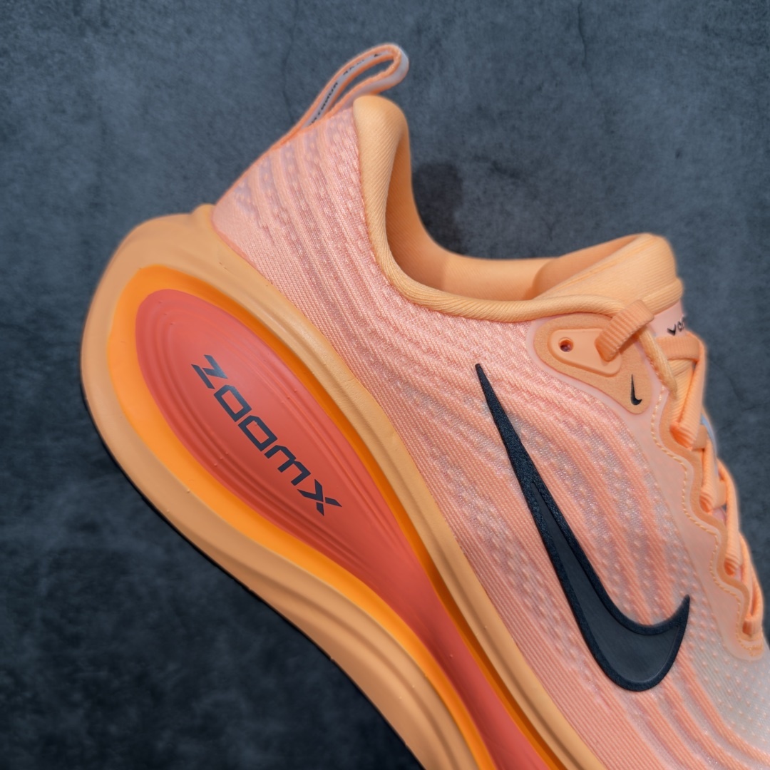 图片[7]-【XE纯原版】Nike Air Zoom Vomero Plus 全新科技运动跑HV8150-801    目前市场最强品质 原版购入开发 鞋面采用硅胶发泡立体印刷 临界ZOOM X泡棉超软弹大底 区别市场一体底 超高质检清洁度 一切材质配件均与原版一致 原楦原纸板开发 匹配原版98%以上 完美弧度版型 原厂鞋标 立体反光鞋盒标 鞋盒防撞海绵 高端玩家必推版本 高价零售必推版本 欢迎对比市面任意版本‼️ 这双鞋简直是时尚与科技的完美融合。 经典黑色鞋面，质感爆棚，搭配超亮眼的银色大勾子，瞬间成为街头焦点。不仅颜值在线，缓震性能更是一绝 不管是日常出街还是慢跑锻炼，都能给双脚极致舒适体验。  码数超全，39- 46 码任你选！别犹豫啦，穿上它，轻松走出潮流范，开启你的时尚运动新旅程！ 码段：36-46-选品中心