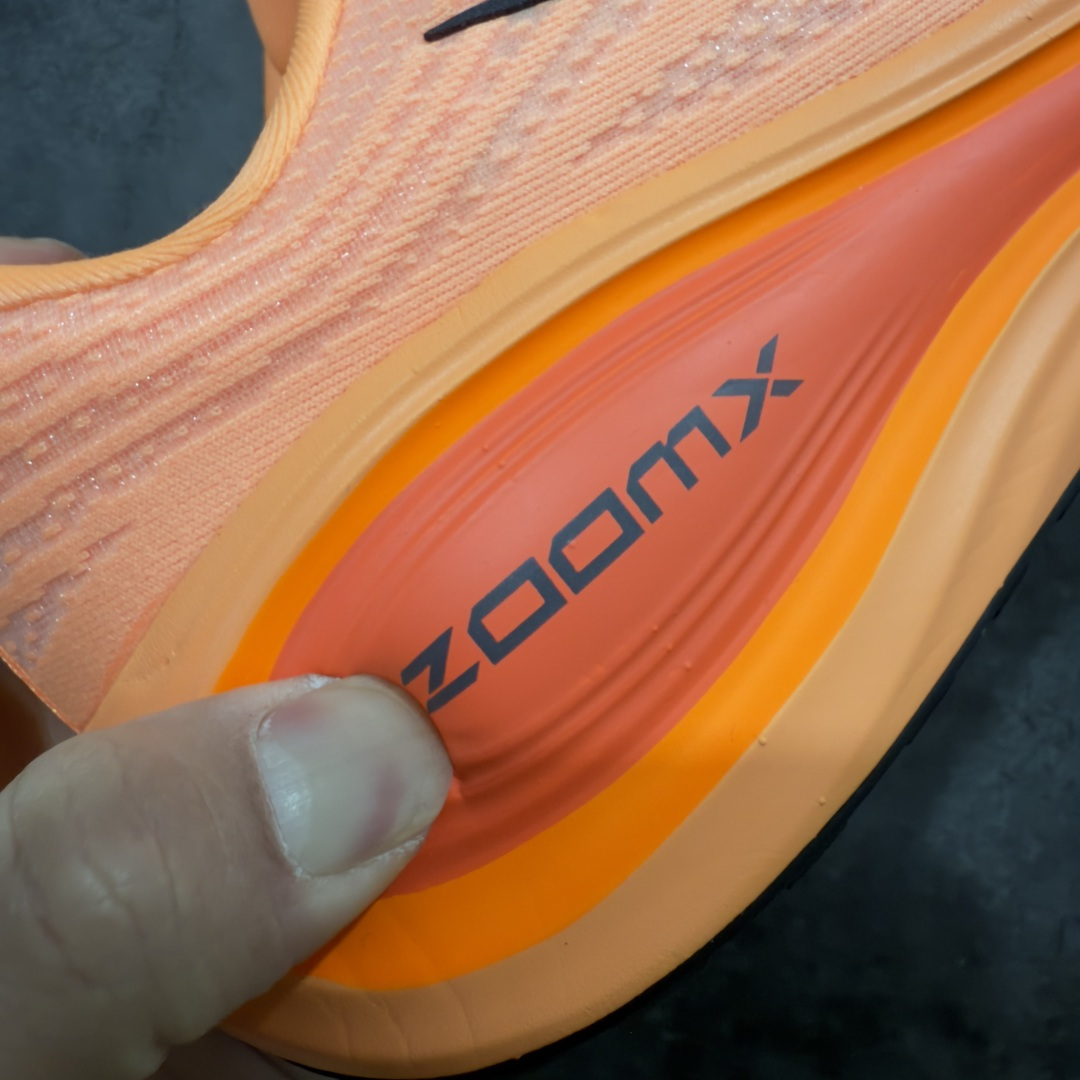 图片[3]-【XE纯原版】Nike Air Zoom Vomero Plus 全新科技运动跑HV8150-801    目前市场最强品质 原版购入开发 鞋面采用硅胶发泡立体印刷 临界ZOOM X泡棉超软弹大底 区别市场一体底 超高质检清洁度 一切材质配件均与原版一致 原楦原纸板开发 匹配原版98%以上 完美弧度版型 原厂鞋标 立体反光鞋盒标 鞋盒防撞海绵 高端玩家必推版本 高价零售必推版本 欢迎对比市面任意版本‼️ 这双鞋简直是时尚与科技的完美融合。 经典黑色鞋面，质感爆棚，搭配超亮眼的银色大勾子，瞬间成为街头焦点。不仅颜值在线，缓震性能更是一绝 不管是日常出街还是慢跑锻炼，都能给双脚极致舒适体验。  码数超全，39- 46 码任你选！别犹豫啦，穿上它，轻松走出潮流范，开启你的时尚运动新旅程！ 码段：36-46-选品中心